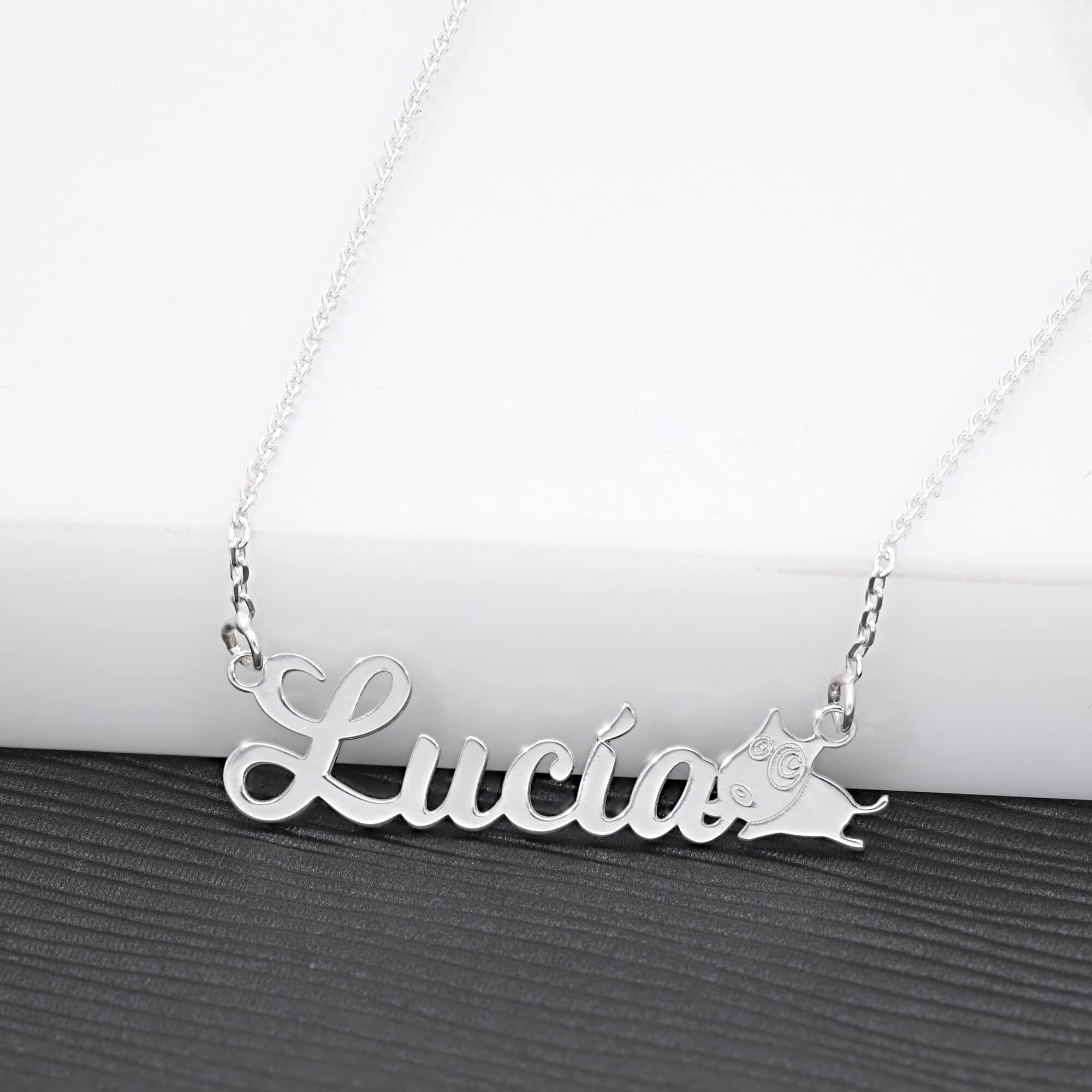 Colgante Personalizado con Nombre - Plata de Ley 925/1000 para Mujer – Collar Artesanal con Cadena Ajustable - Hecho en España (Modelo Dog, Plata de Ley)