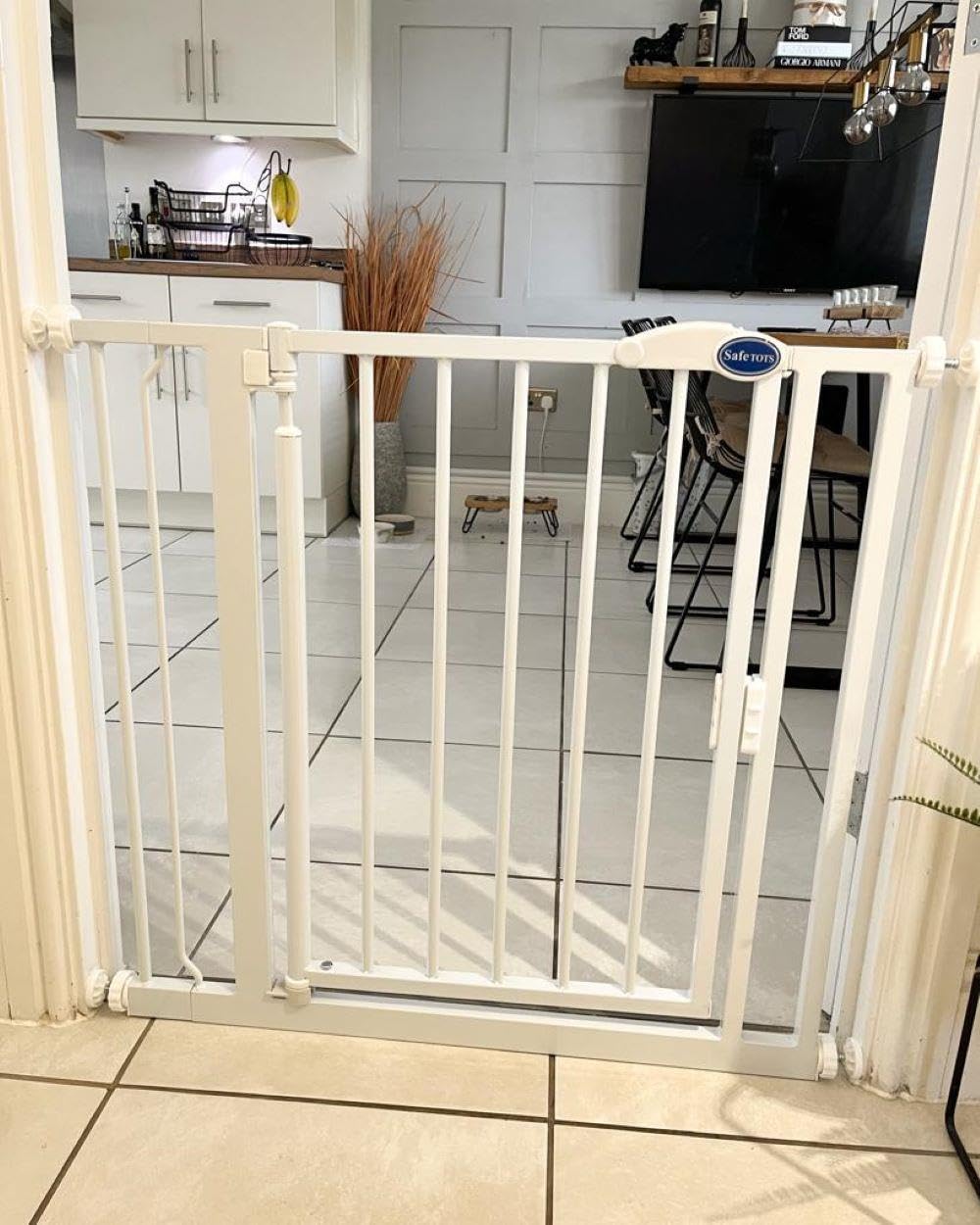 Safetots Samozamykająca się bramka schodowa, wąska, 68,5-75 cm, biała, automatyczne zamykanie, bariera bezpieczeństwa dla malucha, łatwa instalacja