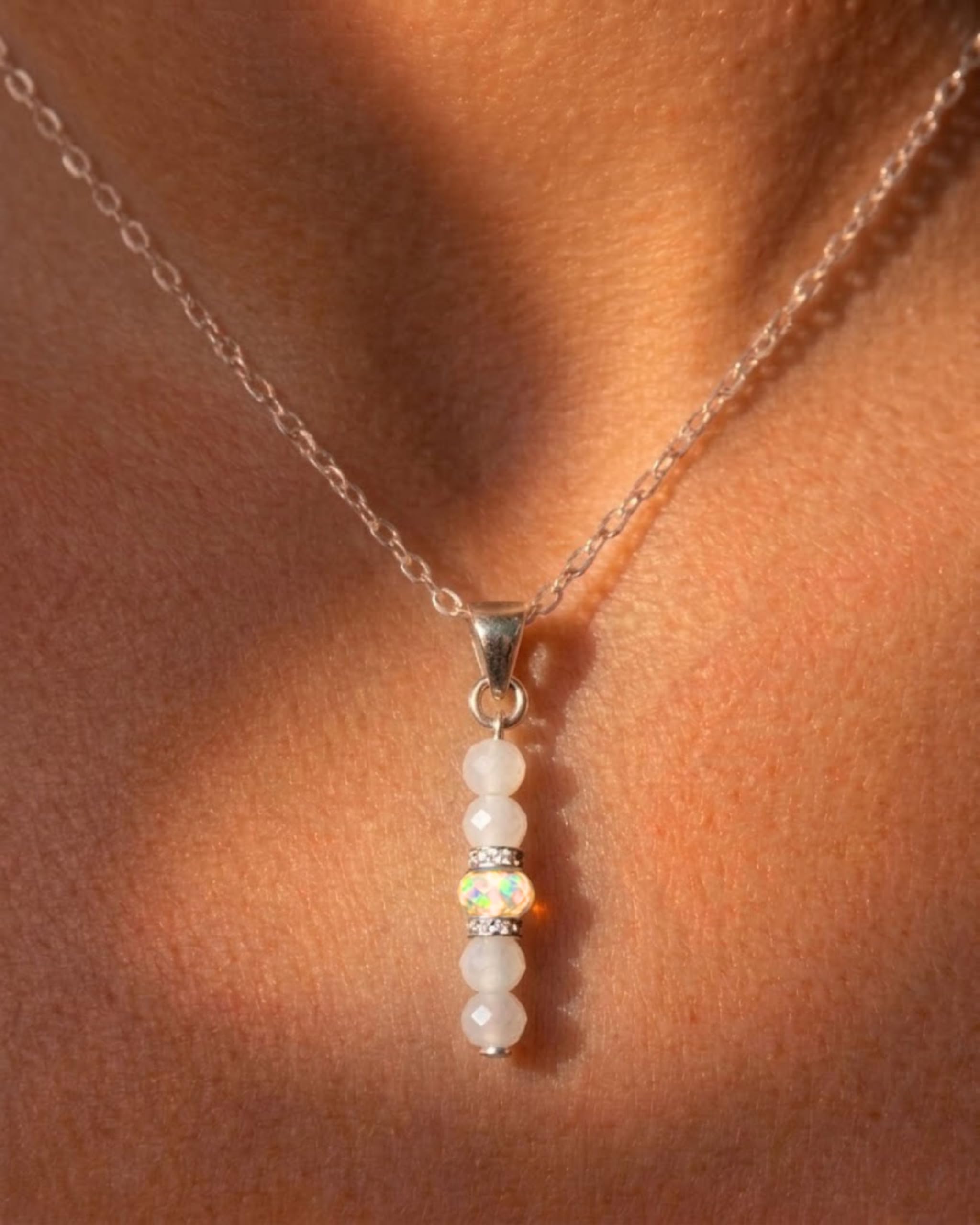 Halskette aus Naturstein und Opal für Damen - Handgefertigt aus 925er Sterling Silber, Verstellbarer Verschluss für Stressabbau und Alltagstragen - 45 cm, Geschenkbereit