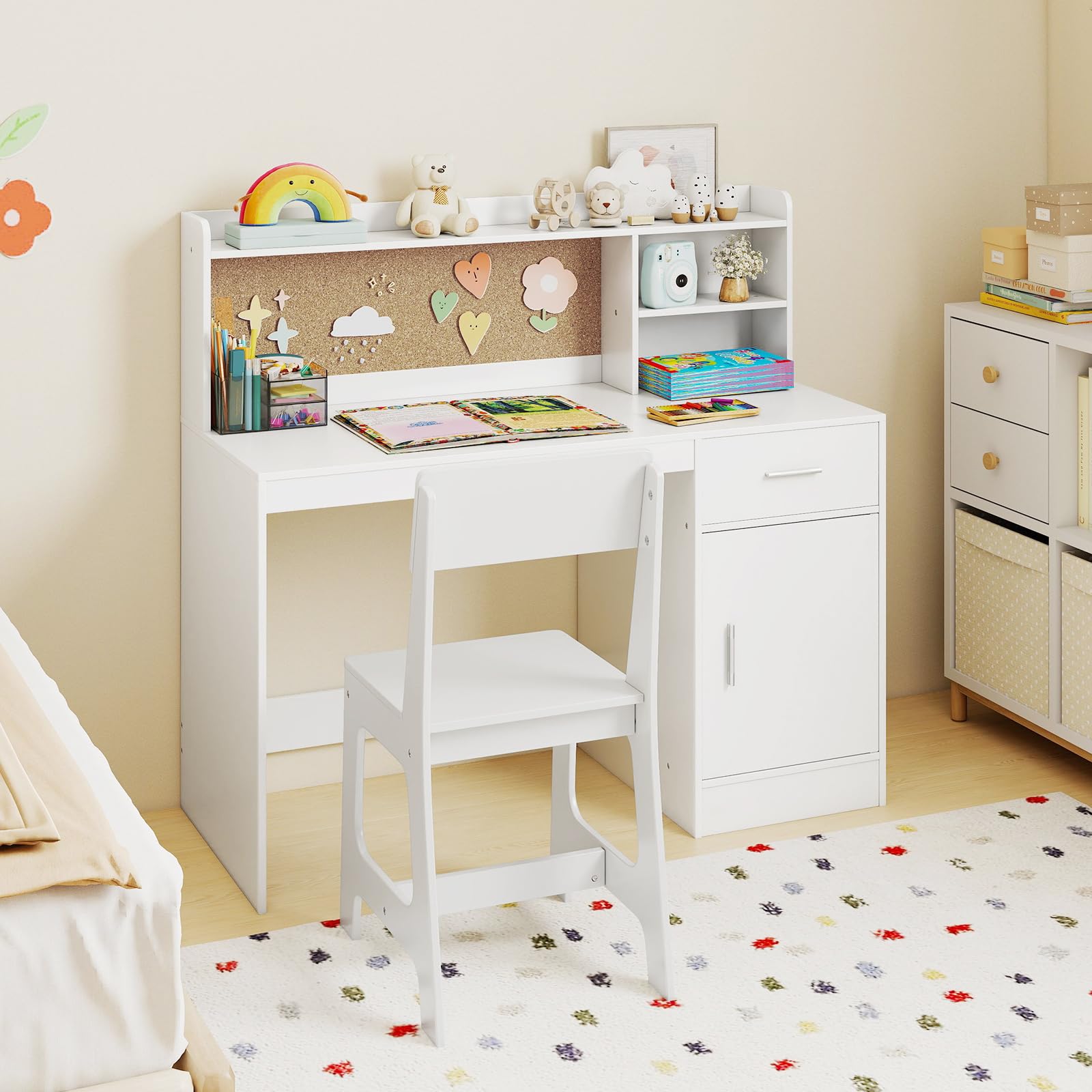 DREAMADE Schreibtisch Kinder mit Stuhl, Schülerschreibtisch aus Holz mit Schublade & offener Ablagefächer & Regal & Pinnwand, Jugendschreibtisch Schreibtischsets für Kinder ab 3 Jahren (Weiß)