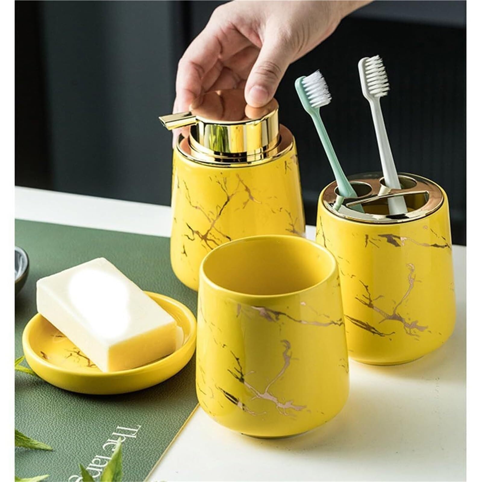 Set di accessori per il bagno Set da 4 pezzi in marmo, portaspazzolino, dispenser di sapone e bicchiere for collutorio, decorazione costiera Arredamento per gli affittuari(Yellow)