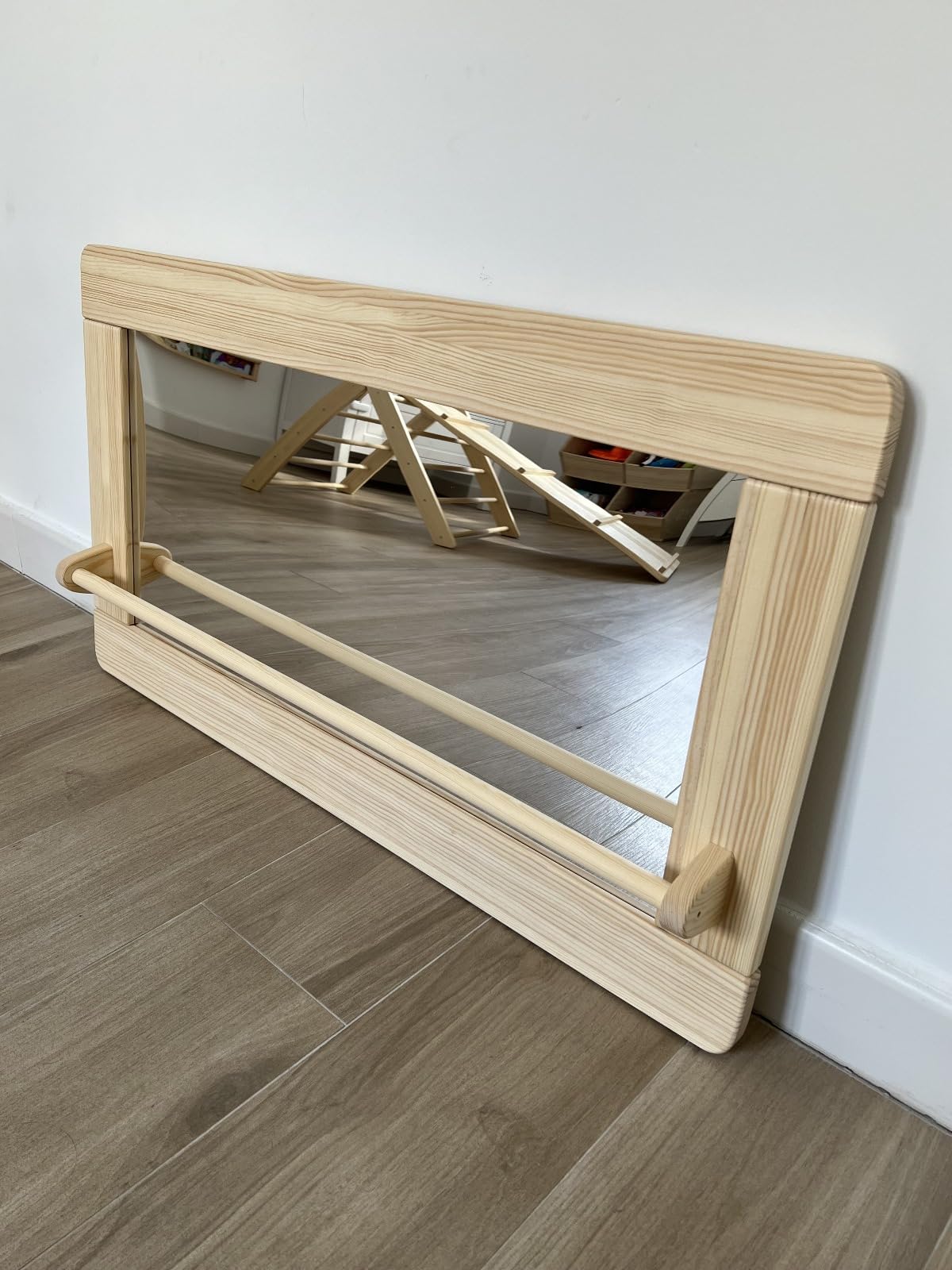 Espejo Montessori con Barra para bebés, Madera Natural barnizada y Cristal irrompible | Certificado CE | Seguridad, autonomía y Juego sensorial | Tamaño (74×50,5 cm) | Hecho en España