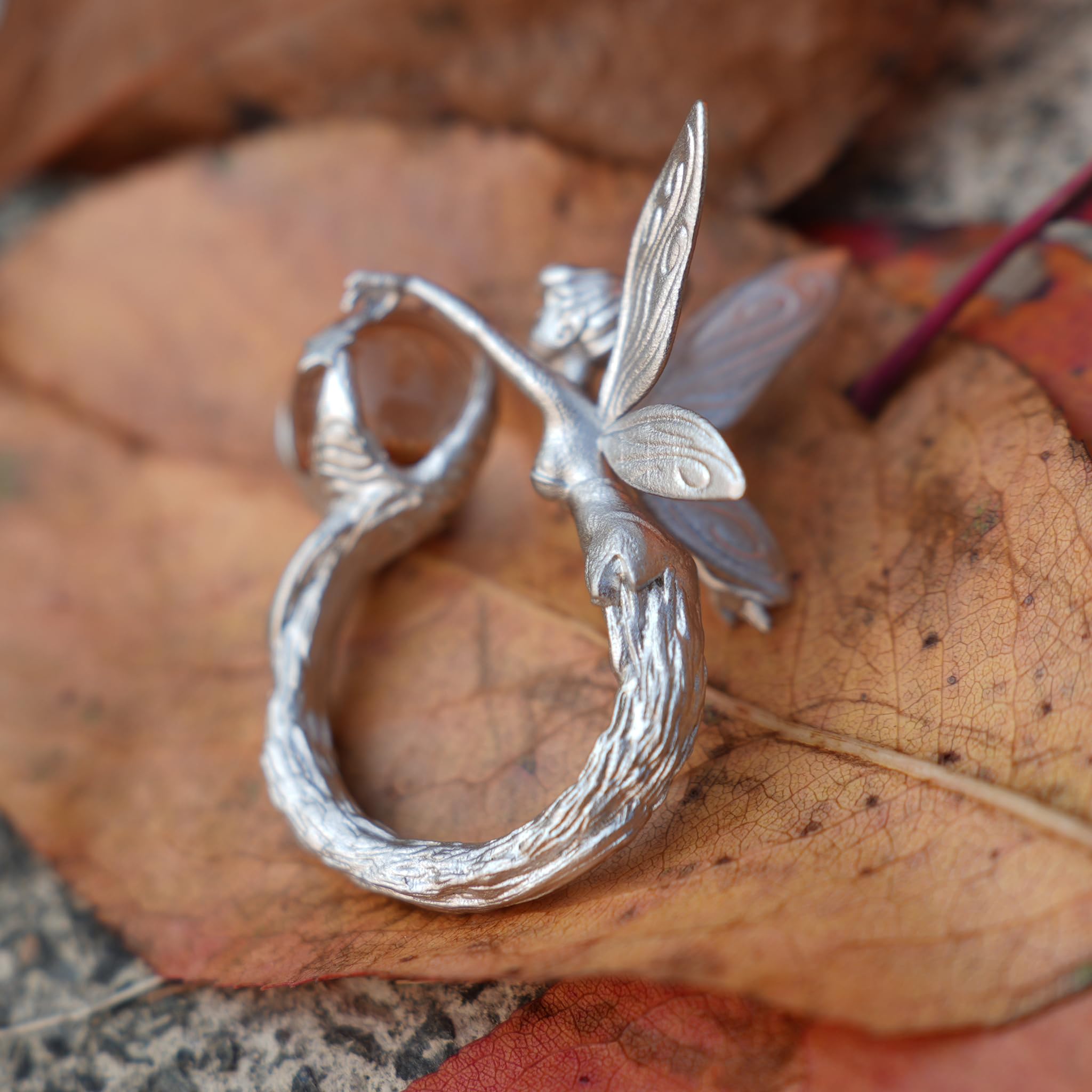 Generisch Anello realizzato a mano in argento 925 con sfera di quarzo fantasma naturale (trasparente con inclusioni), motivo elfo, fantasia, fiaba