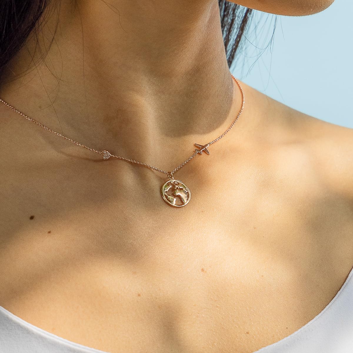 WearTravelers Collana Mappa del Mondo con Aereo e piccolo cuore luminoso in Argento 925 - Idea Regalo per Donna Viaggiatrice - Prodotto Made in Italy - Modello Atlanta