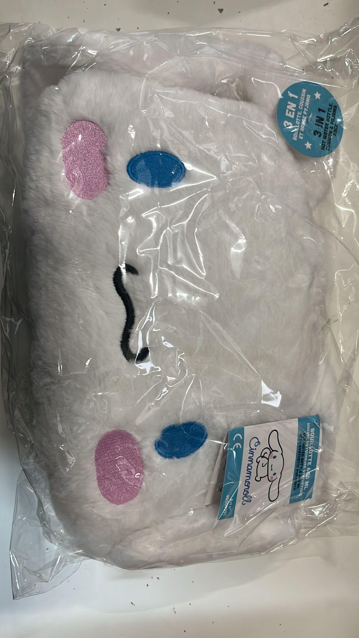 TAKE CARE | Bouillotte 3D Cinnamoroll 29x20cm | Housse douce & amovible 2-en-1 | Conserve la chaleur & sert de range-pyjama pratique | Contenance 0,6 litre