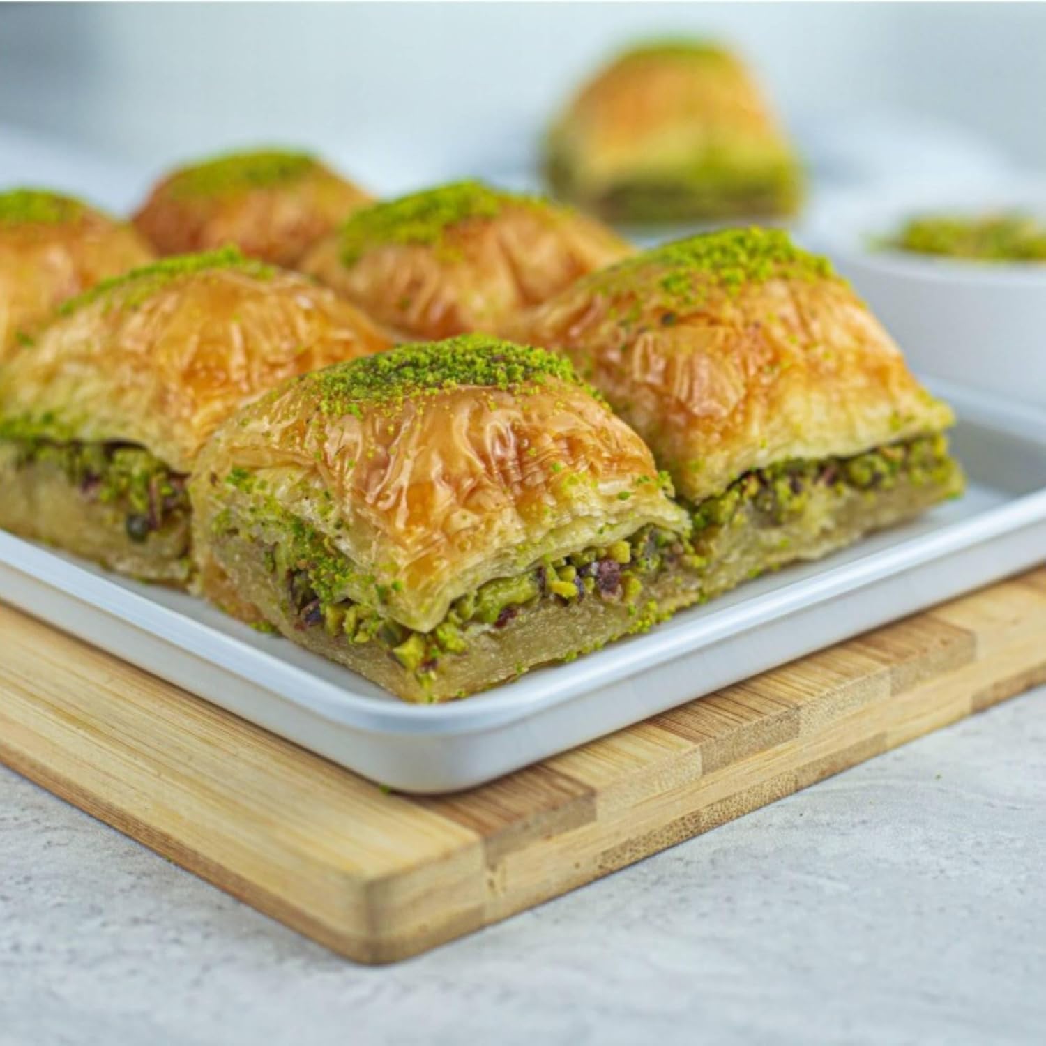 HiFood Pistacje prażone i solone, w łupinach 1 kg, duże opakowanie, chrupiące, idealne na aperitif i jako przekąska, naturalne źródło żelaza
