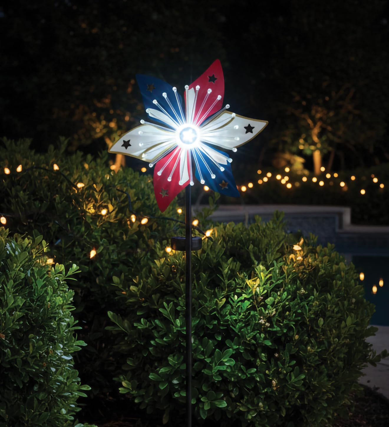 Regal Art & Gift Americana Spinner - Girandola a energia solare, in metallo, patriottica, con luce LED, resistente alle intemperie, decorazione da giardino per cortile e patio all'aperto, motivo