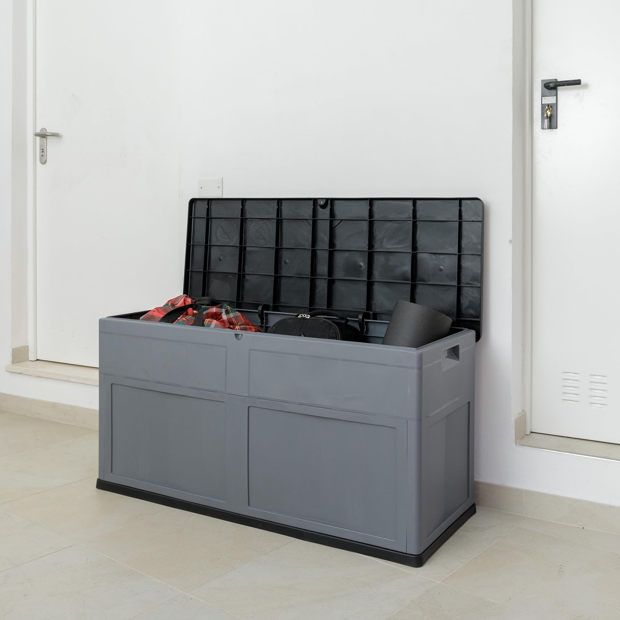 Toomax Baule Multibox Trend 320L finitura elegante nero/grigio basalto 119x46x60h cm, in plastica riciclata resistente ai raggi UV, con chiusura per lucchetto, ideale per interni ed esterni