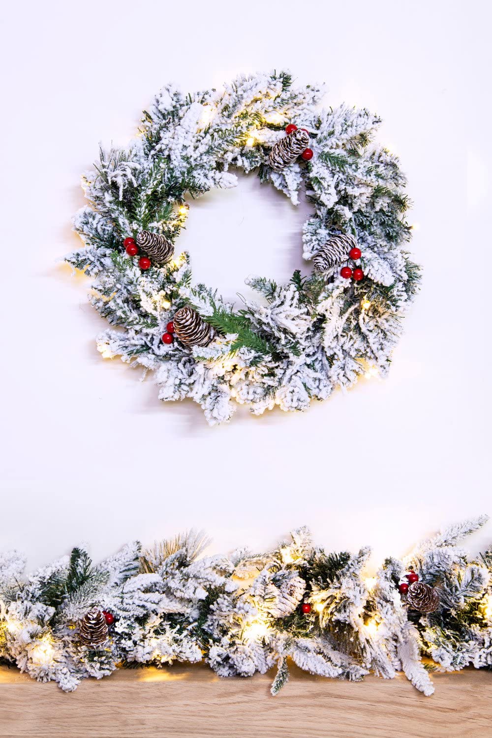 Christmas Tree World Green Christmas Wreath 45Cm Pe/Pvc Needle | Pre-Lit | Snow Covered |