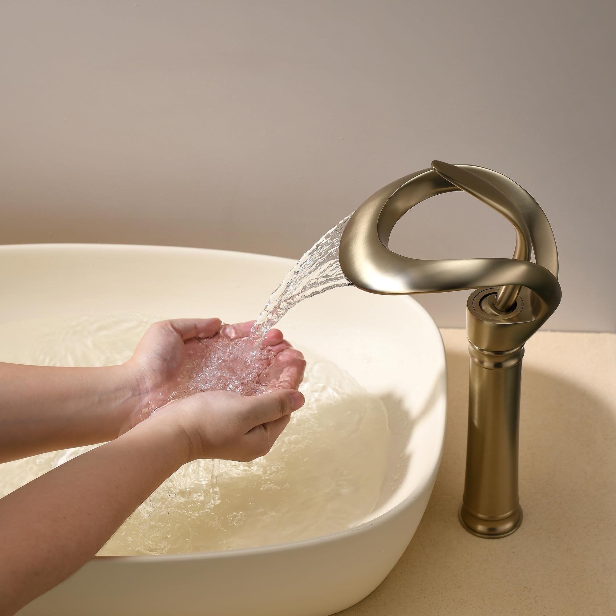 Grifo de baño de cascada de oro cepillado, grifo mezclador moderno de latón para lavabo de baño, grifo de tocador de una sola palanca, elegante diseño de flujo de cascada (alto)