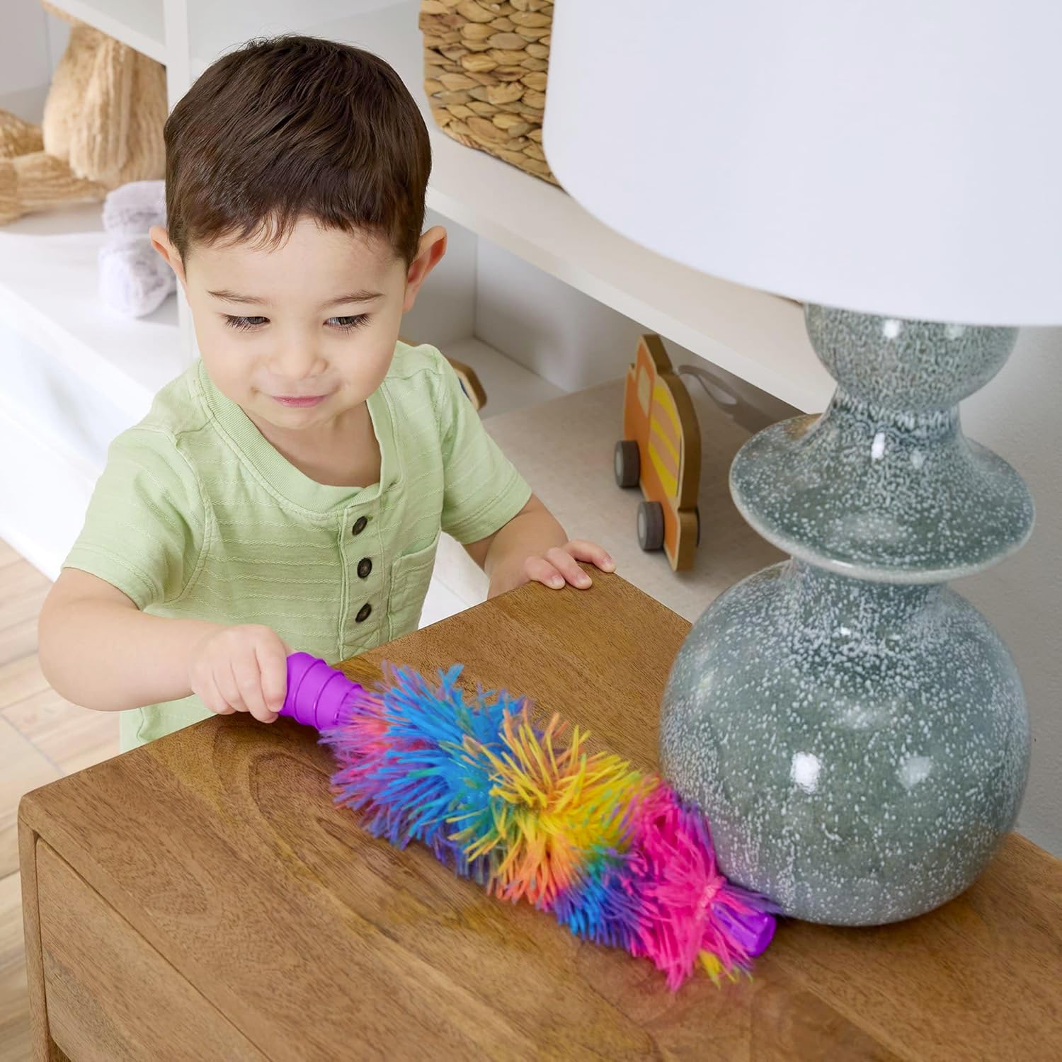 Fisher-Price Odkurzacz i miotełka 2 w 1, zestaw zabawkowy z 45 piosenkami, światłami i dźwiękami, wprowadzającymi alfabet i cyfry, wersja włoska +ES+in+PT, 2 lata, JMM34
