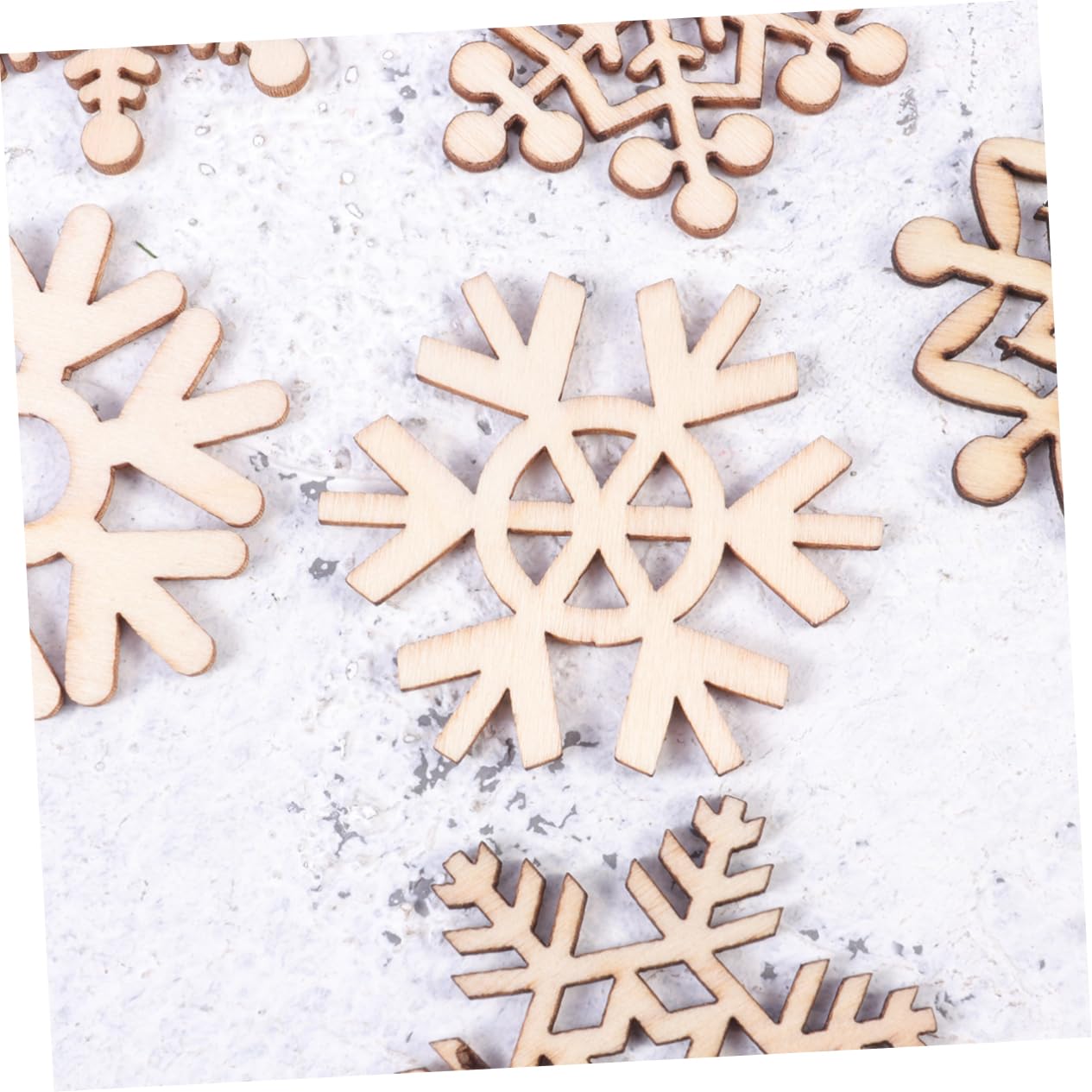 VILLCASE 3 Sets Künstliche Schneeflocken-hängedekore Weihnachtsschneeflocken-ornamente Weihnachtsbaum-dekoration Funkelnde Schneeflocken-ornamente 80 Stück * 3
