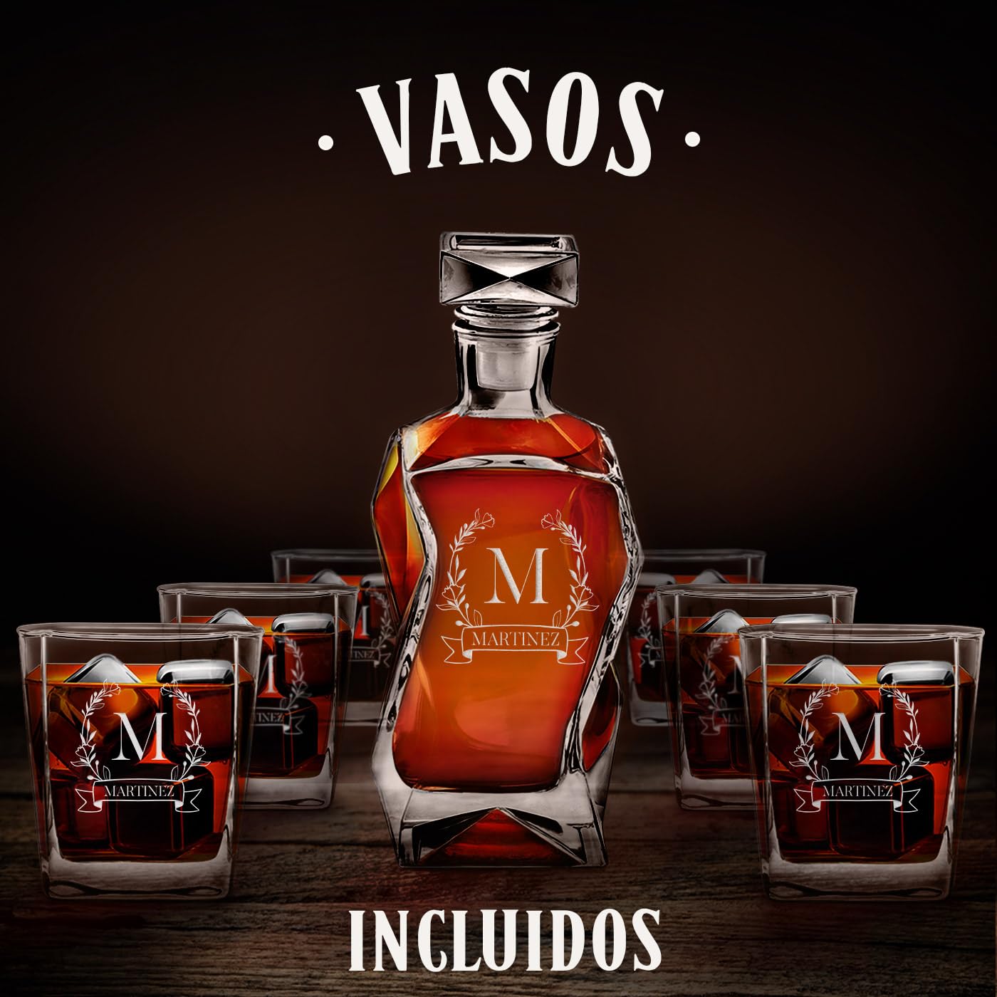 Maverton Jarra de Whisky Personalizada 700ml con 6 Vasos 250ml - Regalo Mujer - Regalo Cumpleaños Mujer - Set de Cristal con Tapa para Licores Vino Brandy - Apellido