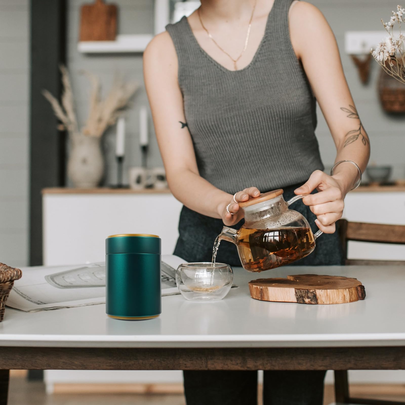 Lata de Té Redonda de Hojalata con Tapa Hermética, Recipiente Compacto y Fácil de Limpiar para Almacenar Infusiones en Casa