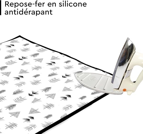 Vue rapprochée du repose-fer en silicone intégré sur le tapis de repassage Encasa XO.