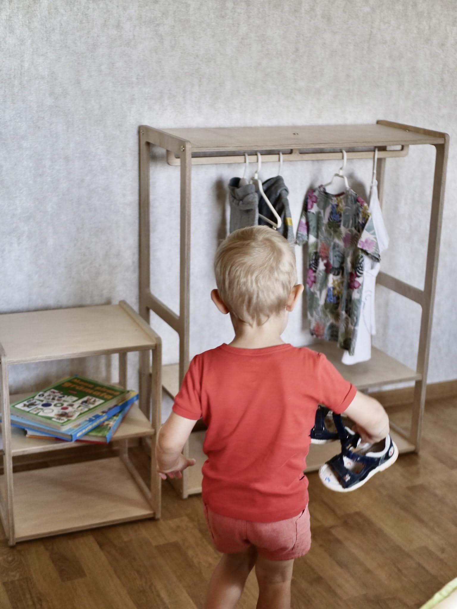 Portant à vêtements en bois pour organiser l'entrée et la chambre avec style