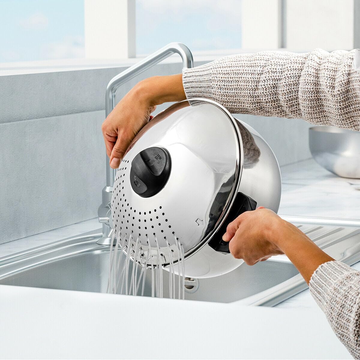 Nudeltopf aus Edelstahl mit Siebdeckel, 4,8 Quart, Verriegelung zum Kochen von Nudeln, Gemüse und Saucen