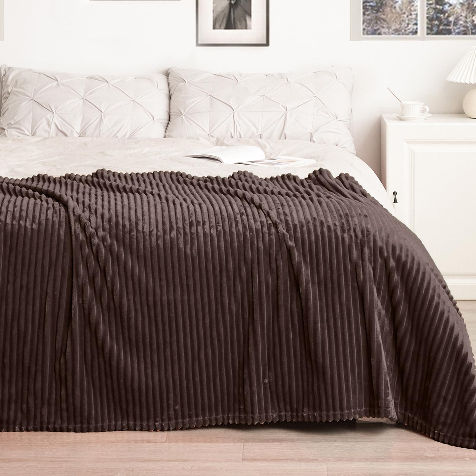 Manta Polar Vessia Manta De Franela De Forro Polar, 300GSM, Acogedora Manta De Rayas Marrones Para Sofá, Sofá Y Cama, Cálida Y Suave Manta Acanalada De Microfibra Color Chocolate Para Todas Las