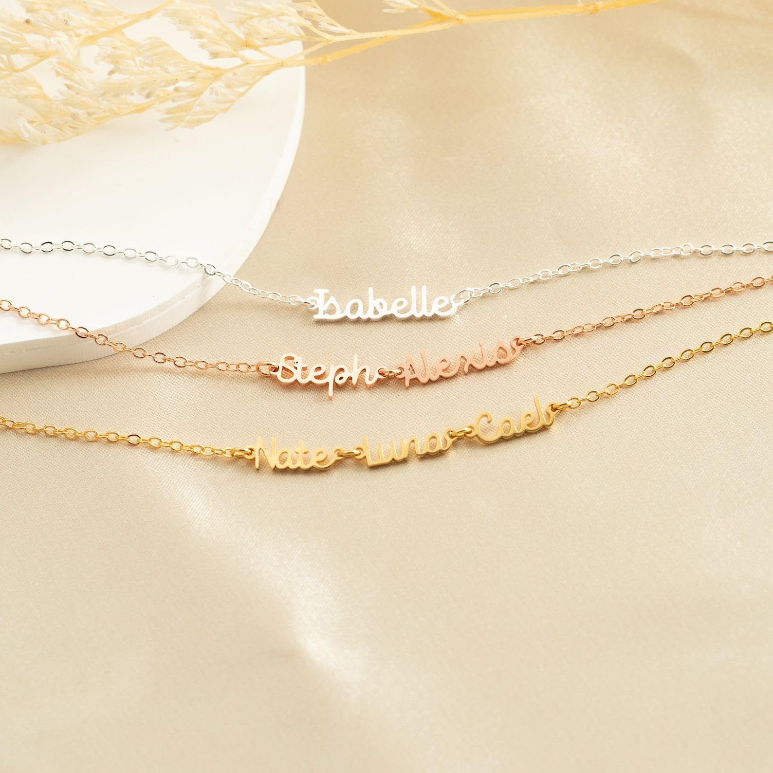 Piccolo bracciale con nome, su misura bracciale con nome, tre bracciali, impilabile bracciali, fatto a mano gioiello, neo mamma damigella per lei