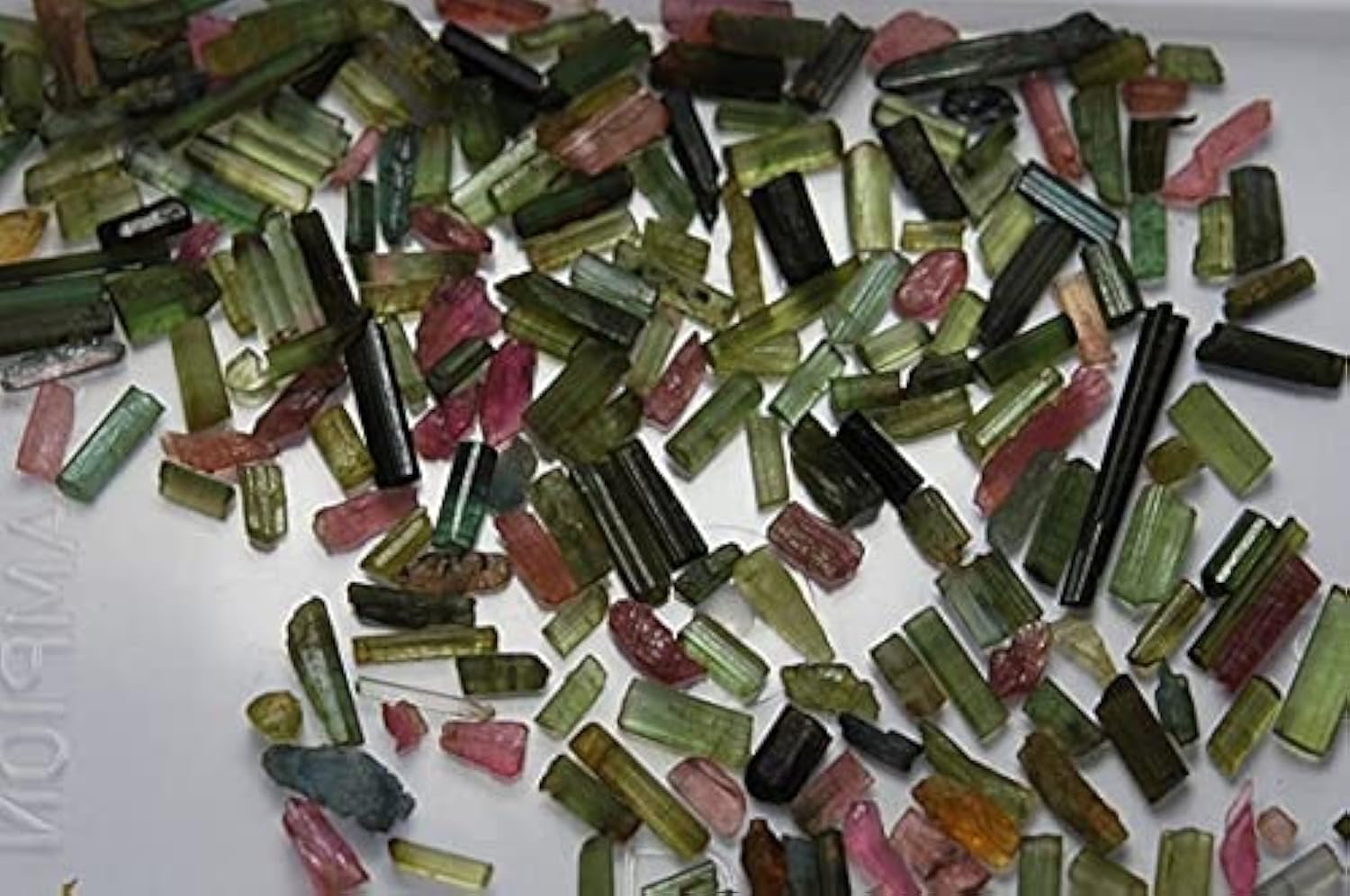 Tourmaline verte en perles stick de 8-15mm pour création de bijoux DIY - Lot de 50 pièces