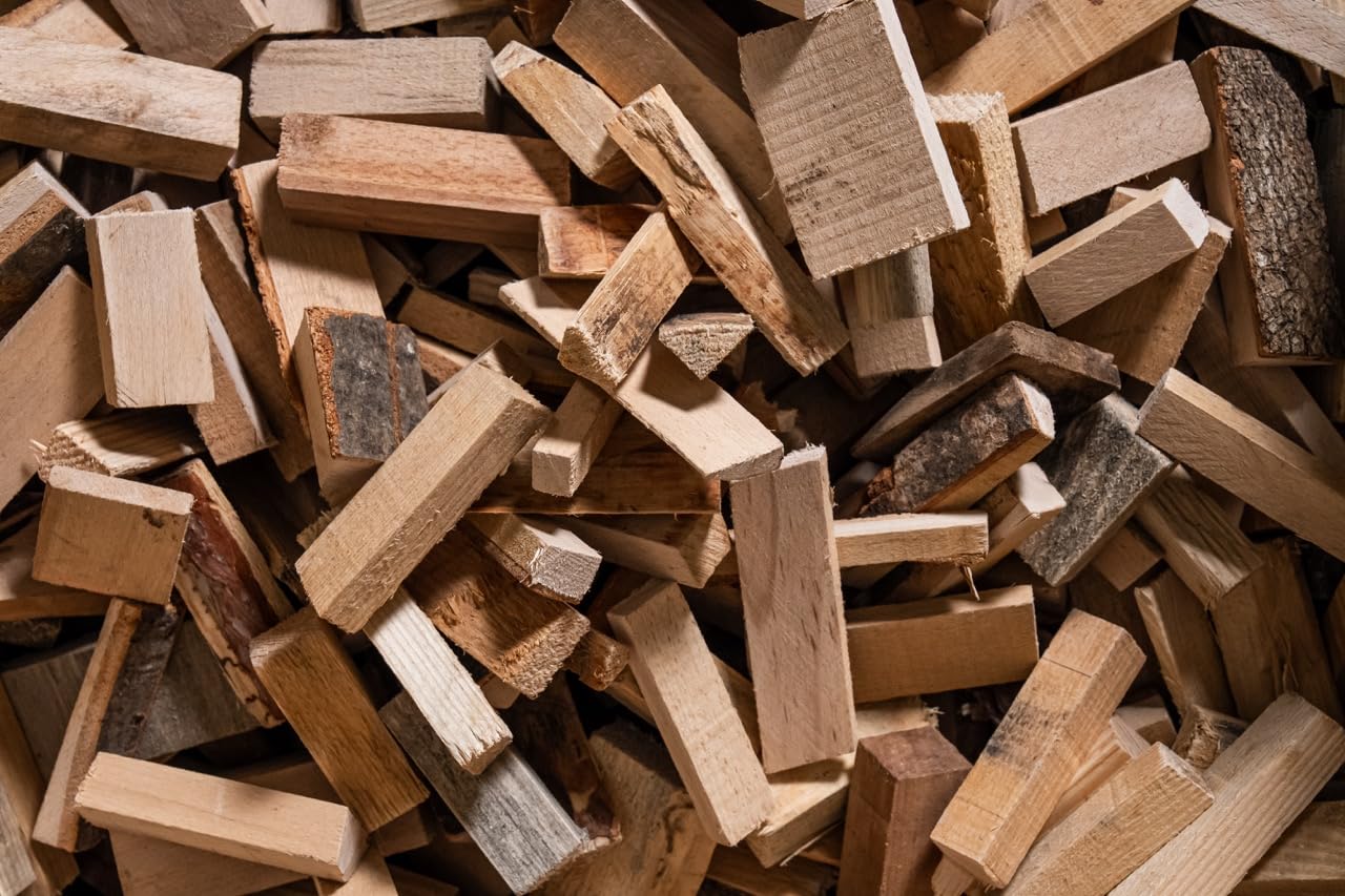 FEMIRO Legna da Ardere di Ulivo per Stufe su Bancale 700 kg – Legna per Stufe e Camini Piccoli 25/30 cm – 100% Ulivo Made in Italy – Inclusi 4 Sacchi di Legnetti Accendifuoco Faggio e Abete