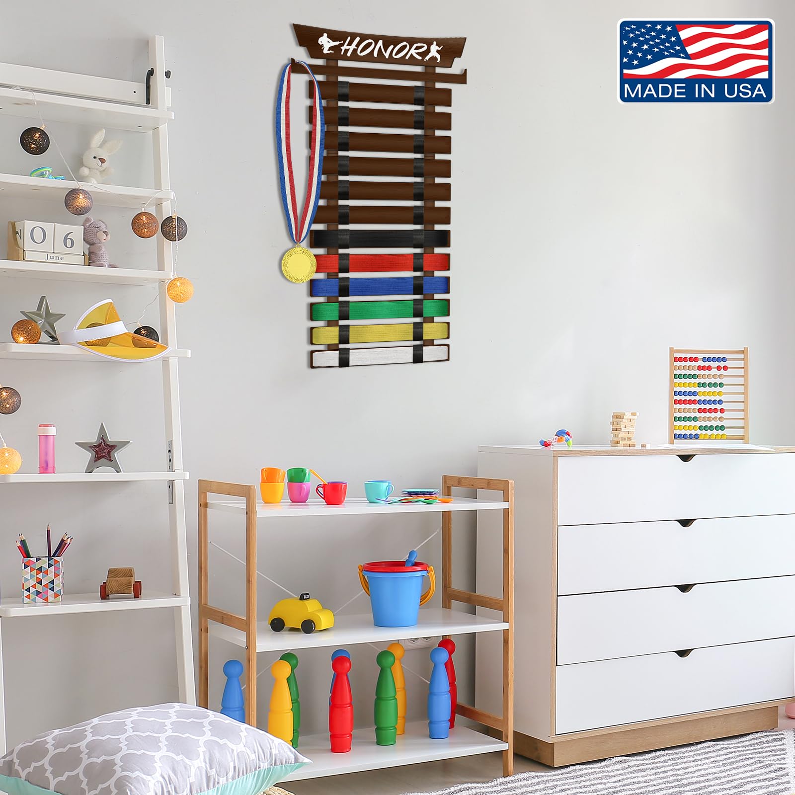SD FACTORY Support mural pour 12 ceintures de karaté avec autocollants, support mural pour ceinture de taekwondo, sans assemblage nécessaire, supports suspendus pour enfants et adultes