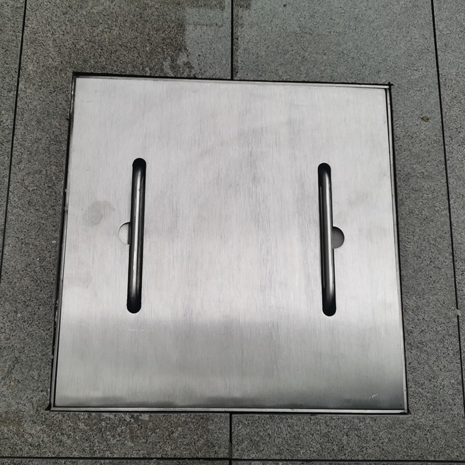 Chowany uchwyt Pokrywa włazu ze stali nierdzewnej Pokrywa brukowa 50 x 50 x 3 cm do podjazdów i chodników Wytrzymałe rozwiązanie drenażowe Bezpieczeństwo na zewnątrz Dostęp