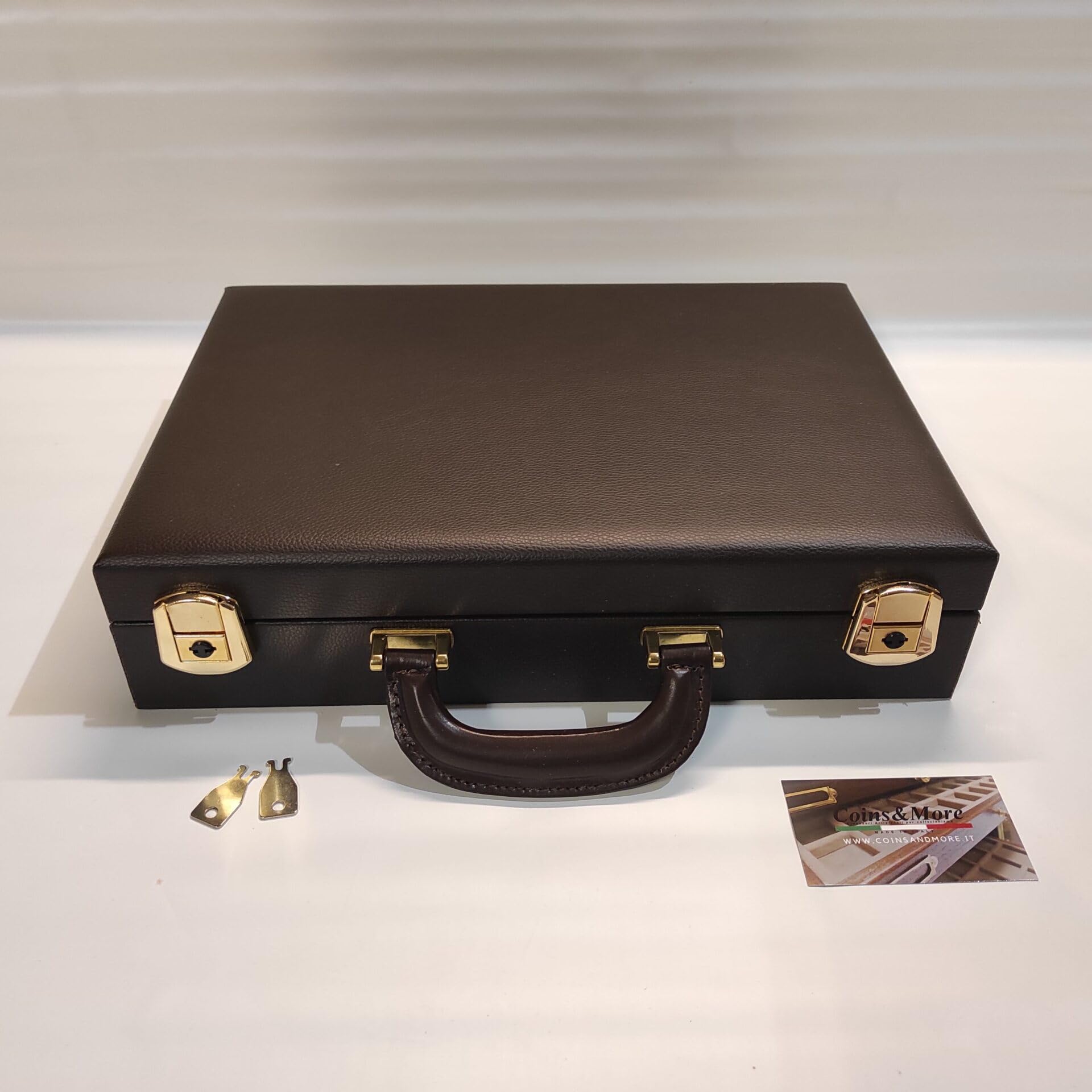 Caja para Monedas de colección en ecopiel marrón con 3 bandejas numismáticas de Terciopelo, 72 Compartimentos, Cierre con Llave, Artesanal