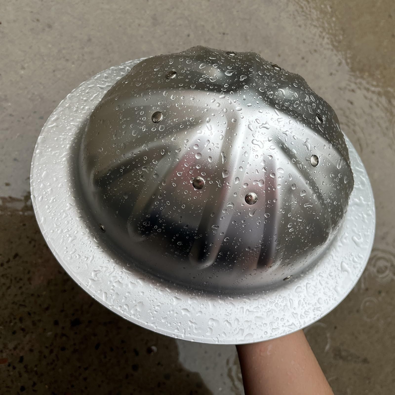 Casco da cantiere ad alta resistenza in lega di alluminio a tesa larga, cappello da lavoro all'aperto, casco in metallo, fodera per il sudore rimovibile regolabile e sottogola con fascia per cappello