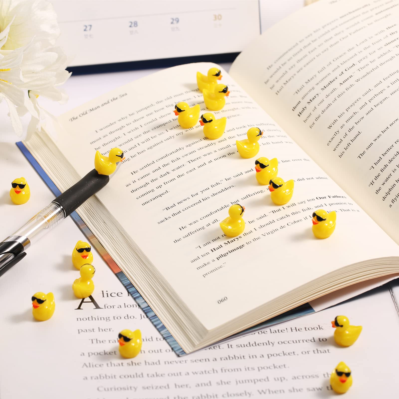 100st Hars Eend, Mini Hars Eenden Bedels met Zonnebril Miniatuur Eenden Voor Ambachten Eend voor Tuin Aquarium School Poppenhuis Ingemaakte Decoraties (Geel