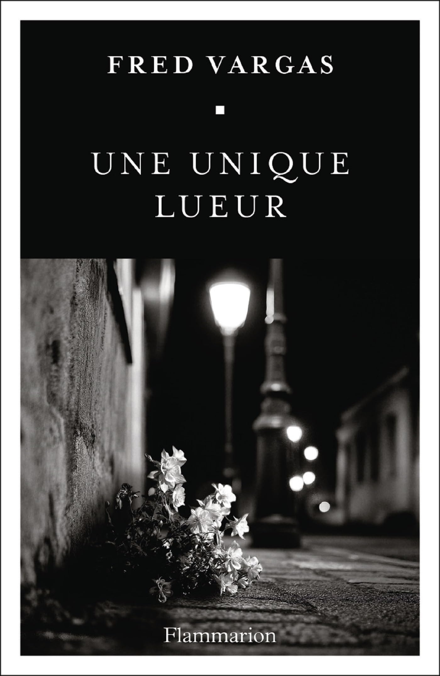 Une unique lueur : lampe de chevet minimaliste en verre pour une ambiance douce