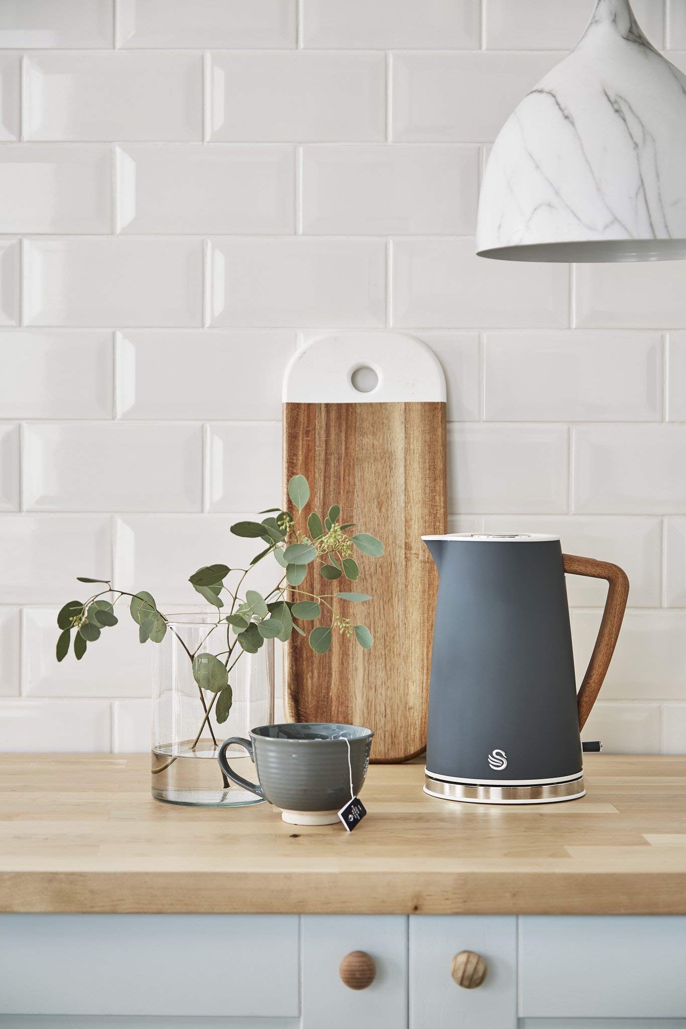 Swan Nordic Hervidor de agua eléctrico ultra rápido, inalámbrico sin cable, diseño moderno, 1,7 l, 2200 W, asa efecto madera, apagado automático, gris