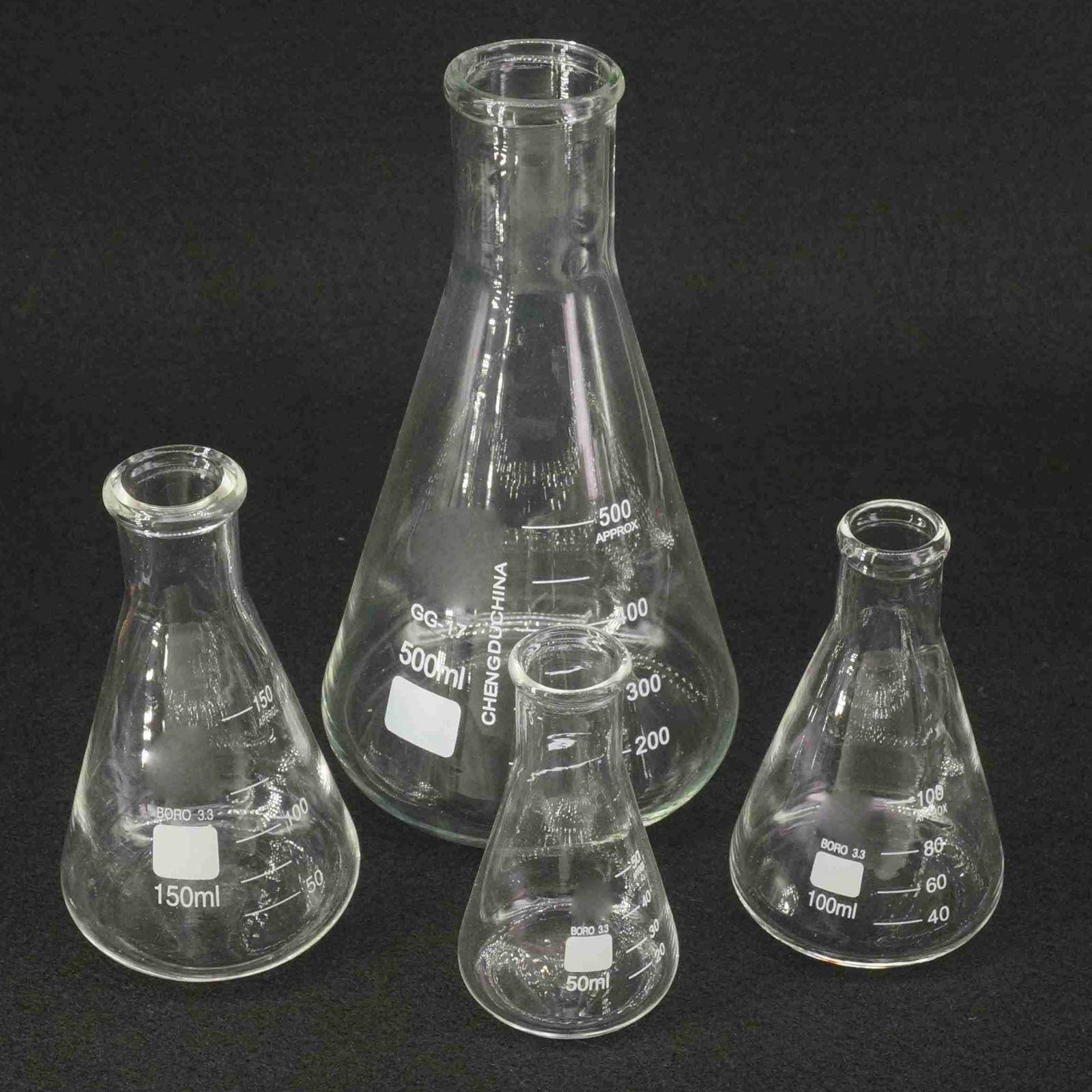 De Apparatuur Van Het Glas In Het Laboratorium Van Het Onderzoek Van De Wetenschap Image3720817