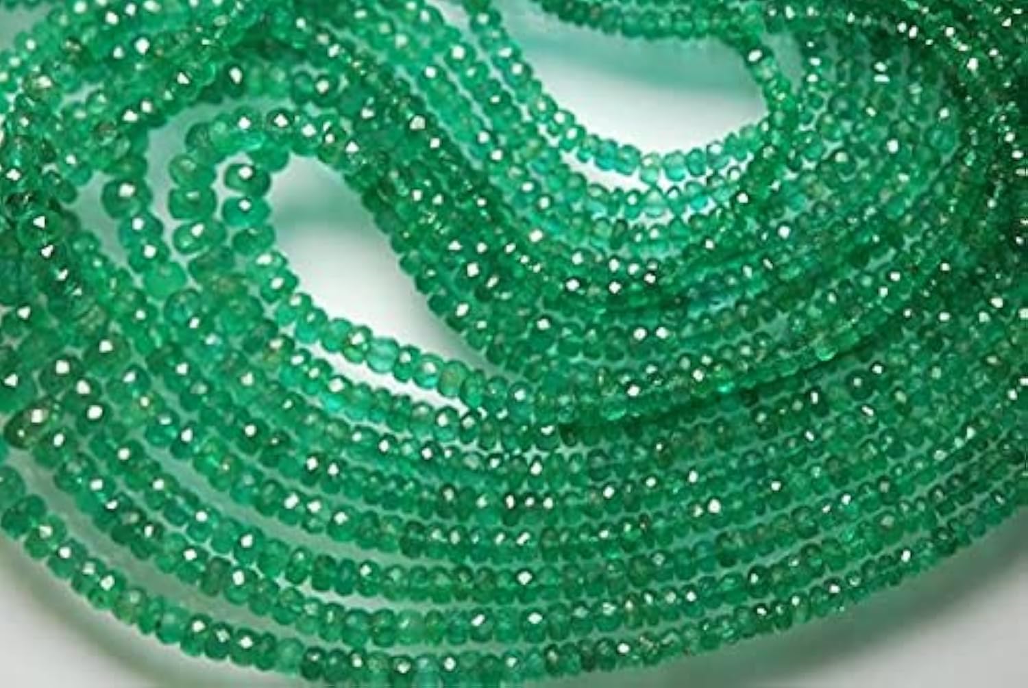 Perles d'Émeraude Africaine facettées de qualité supérieure pour joaillerie fine