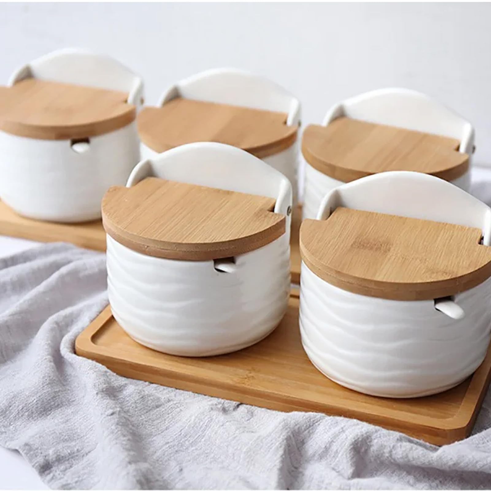 Ceramiczne pudełko na sól z drewnianą łyżką i pokrywką, organizer na przyprawy z podwójną przegródką na zioła, sól, cukier, kuchenny pojemnik do przechowywania przypraw