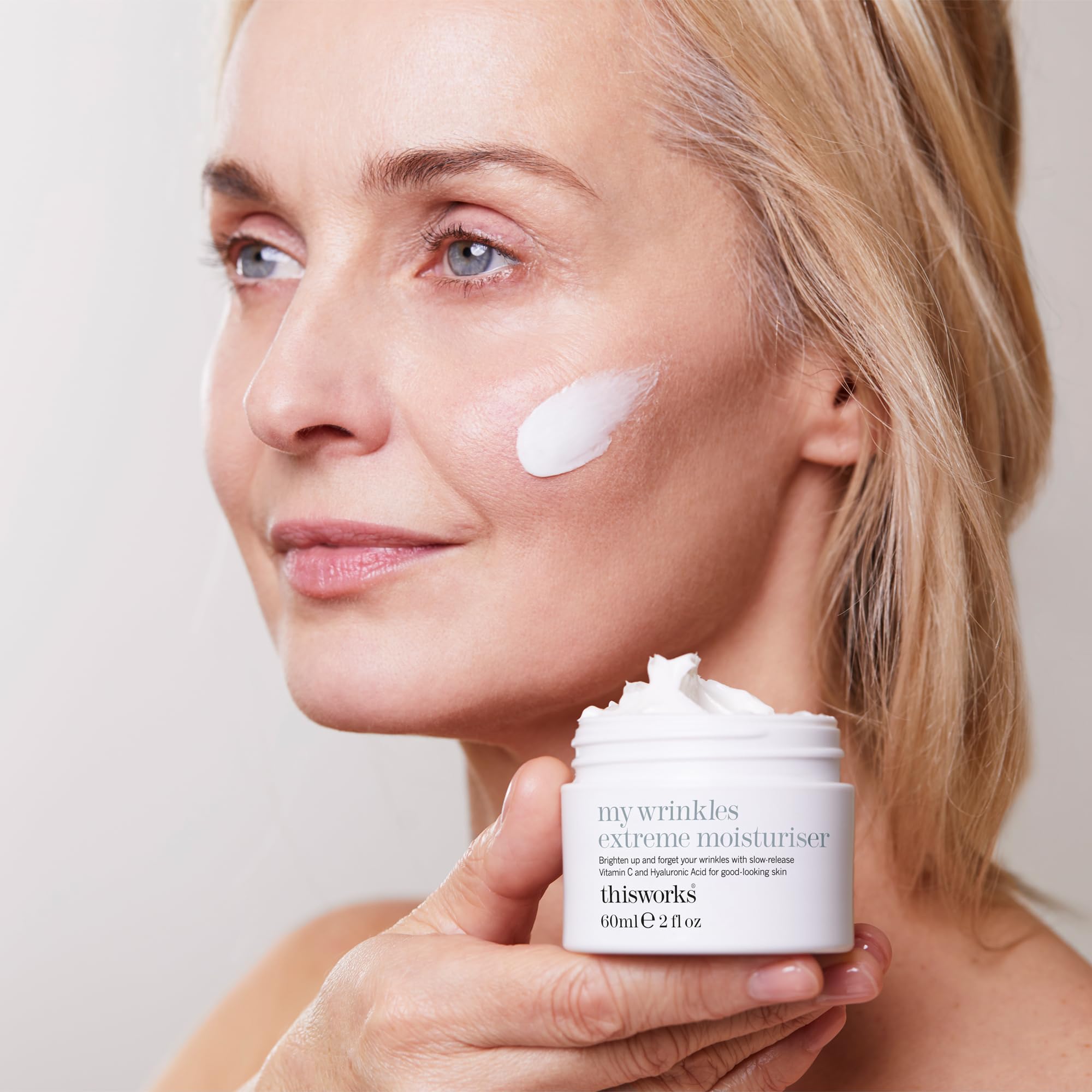This Works My Wrinkle Extreme Moisture, 60 ml – Crema facial antienvejecimiento con bakuchiol, vitamina C y ácido hialurónico – Hidratante iluminador para suavizar y rellenar la piel deshidratada