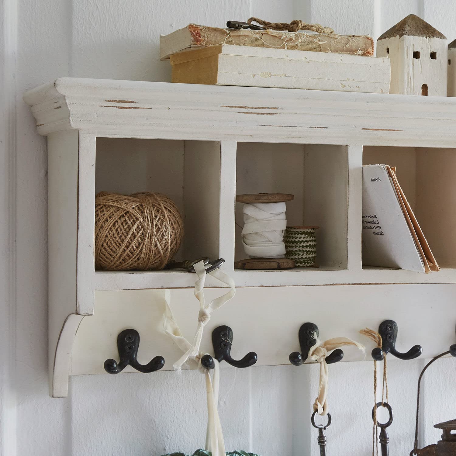 Loberon Gualado Mobiletto per l'ingresso - Legno di Mango con Finitura Anticata - Autentico Stile Country, Bianco Antico