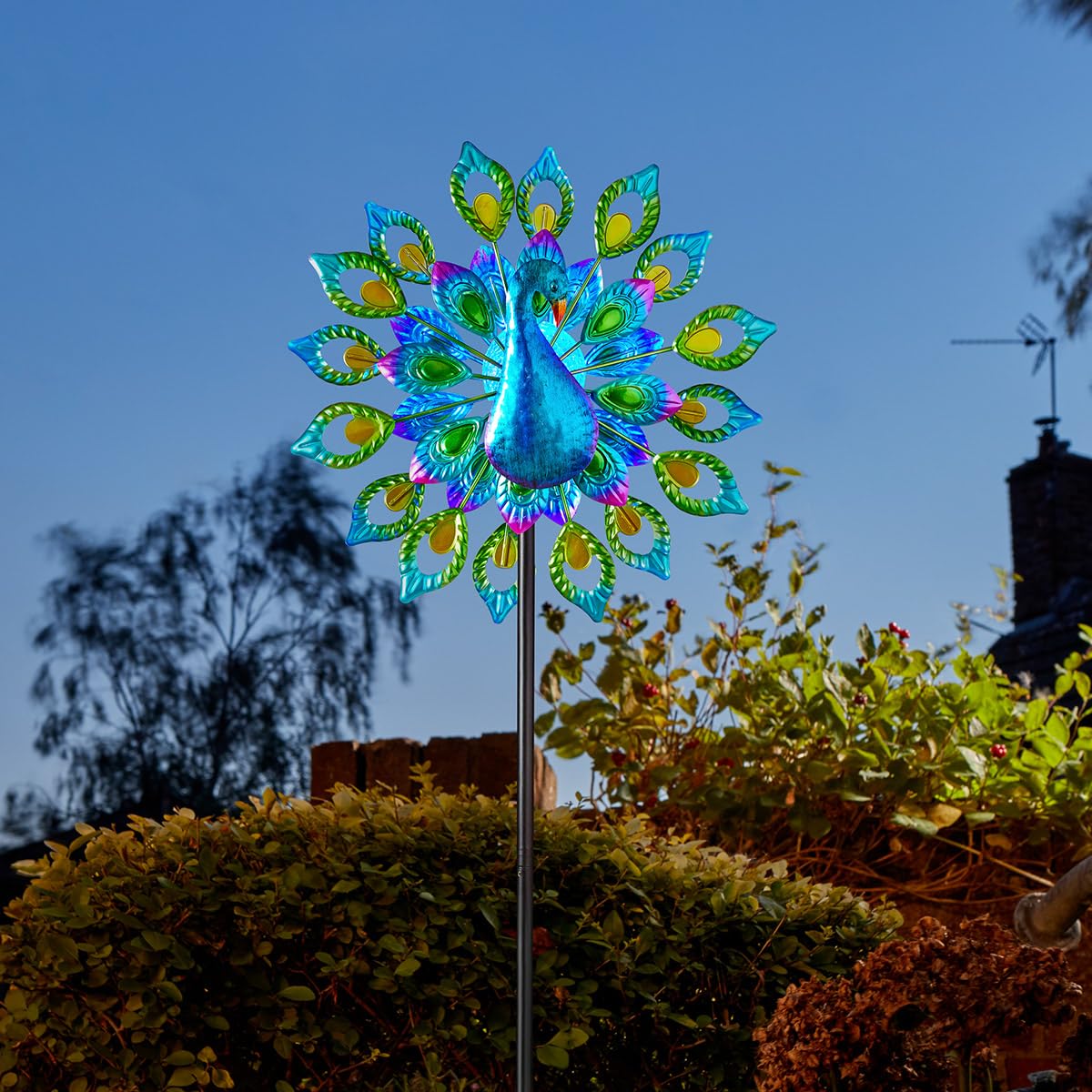 Festive Lights - Girandola solare da giardino da 1,3 m, blu pavone, con LED che cambia colore, sfera di vetro cracklé, resistente alle intemperie - Luce esterna IP44 con piume rotanti e robusto