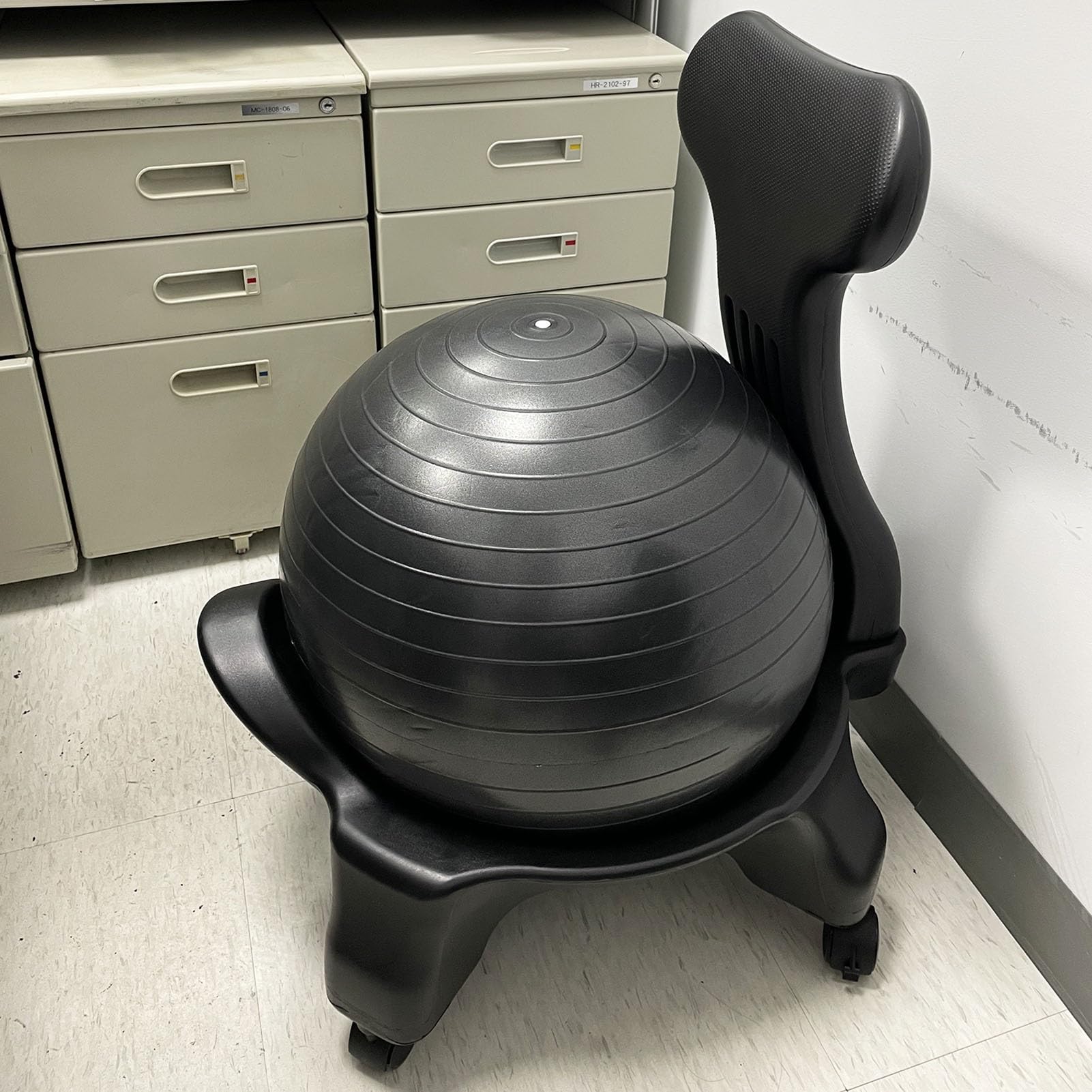 Chaise d'exercice de Bureau avec Ballon D'équilibre, Chaise de Yoga avec Support Ergonomique pour Une Bonne Posture, Siège à roulettes avec Boule de Confort et de Stabilité pour Tous(Black)