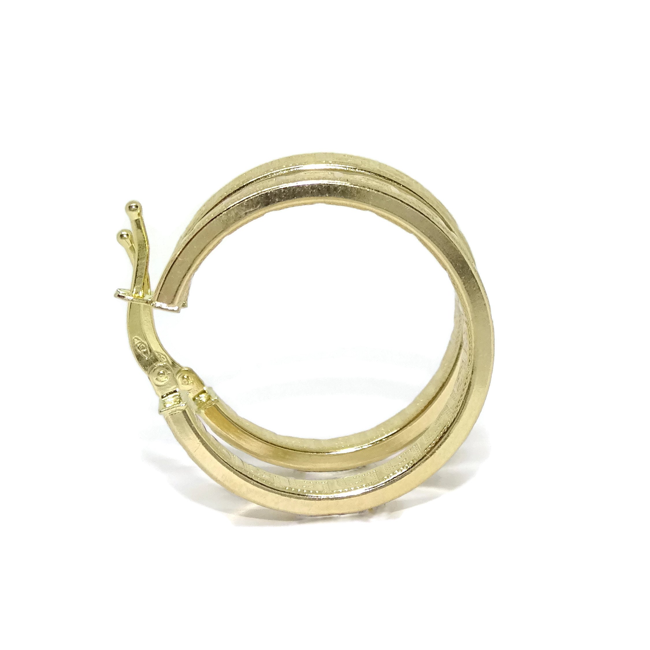 Orecchini a cerchio in oro giallo 18 k con greca, design tubolare schiacciato da 4 mm e 2,2 cm di diametro esterno Chiusura facile a scatto. Peso: 2 g d’oro 18 carati.