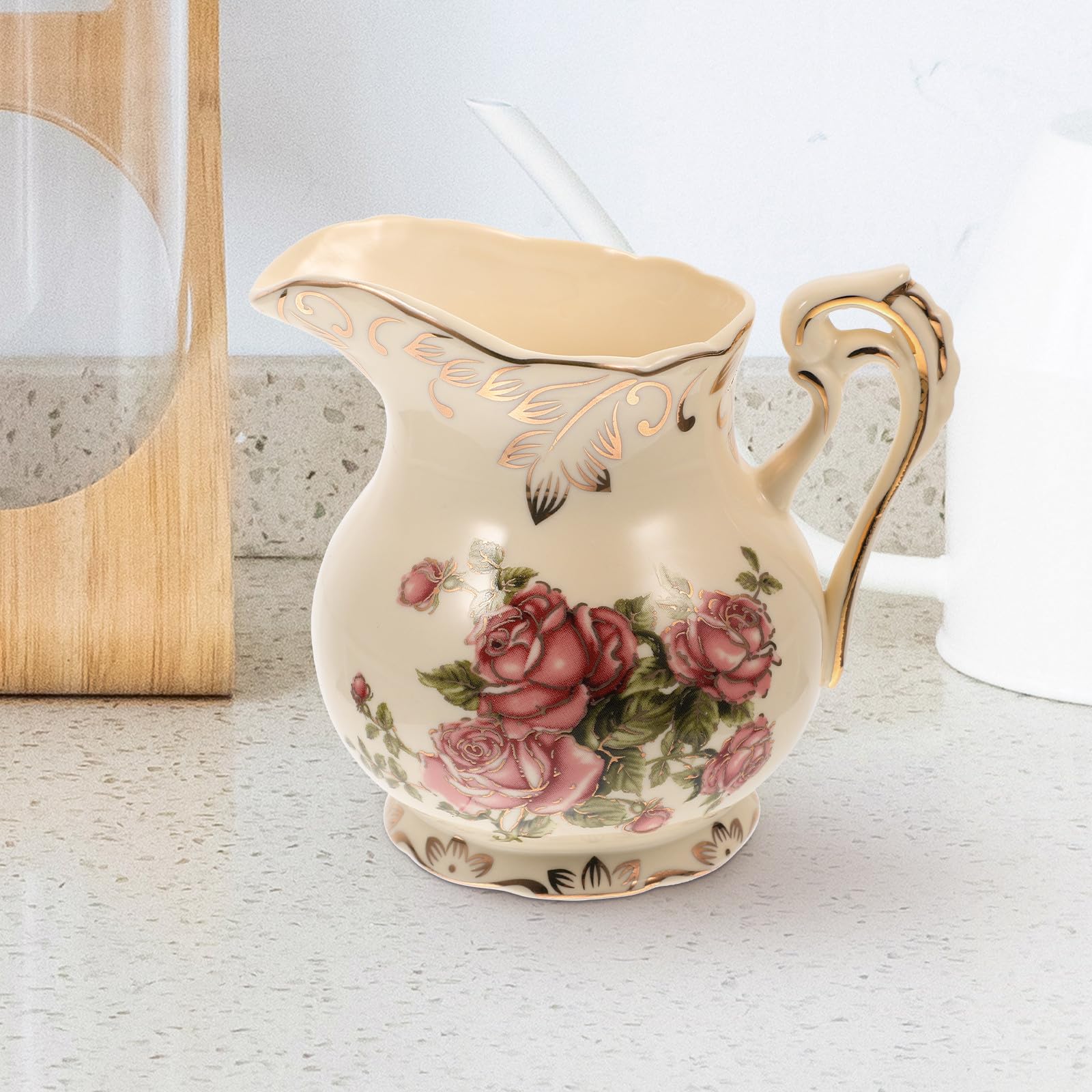 HOMSFOU Pot à Lait Pratique et Élégant Style Européen en Céramique 250ml Pichet à Crème Poignée Ergonomique et Motif Doré Vintage pour Servir Chaud