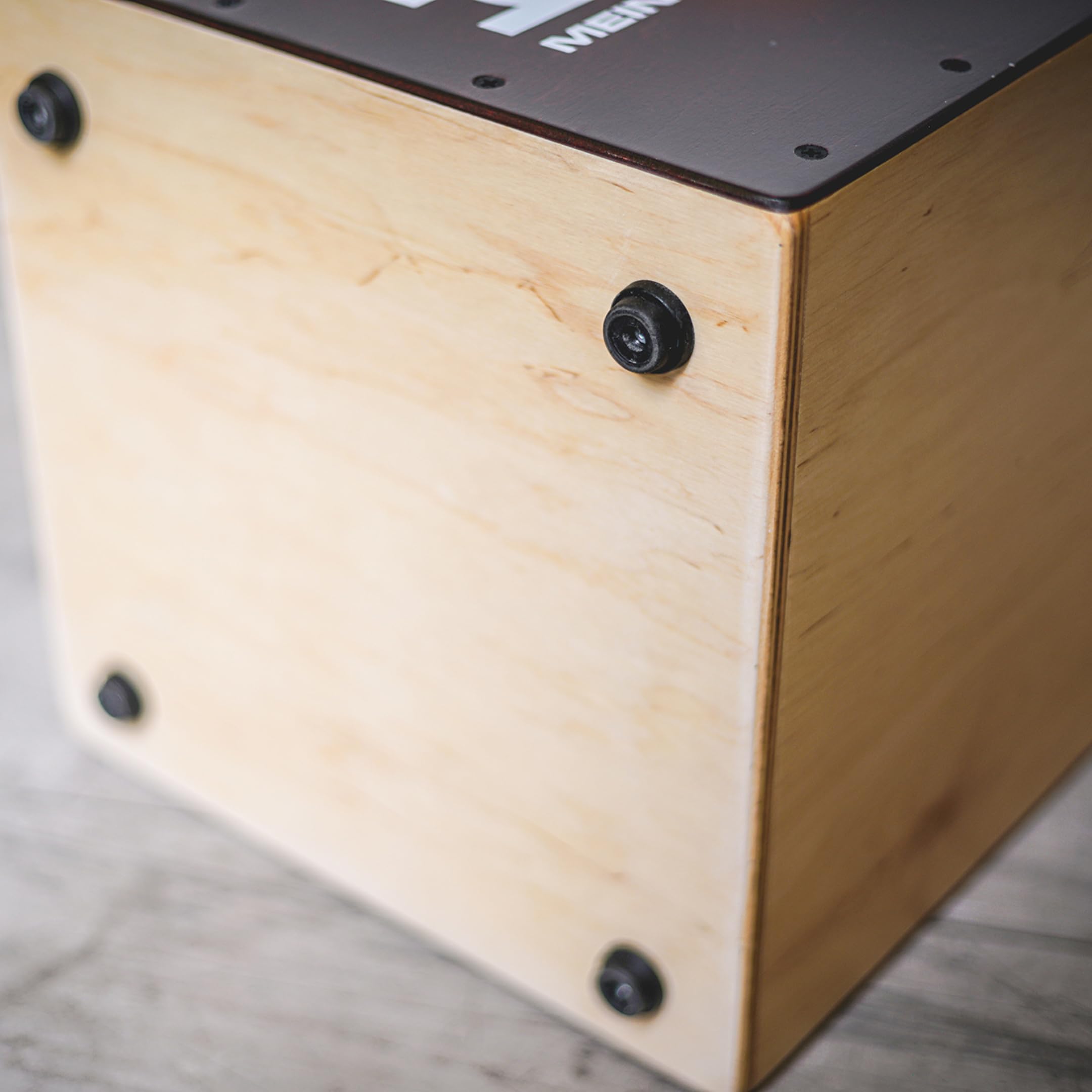Meinl Percussion Snarecraft Cajon Instrument Édition spéciale - Grand Cajon avec 2 Cordes pour le timbre – Bouleau, Naturel/Rouge (SC100RDB)