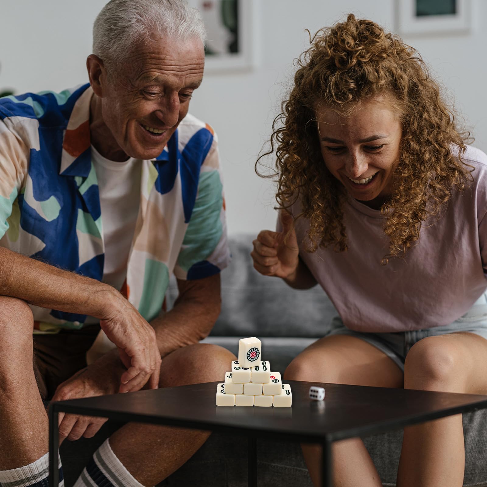 Kleiner Mahjong Reiseset Weiß aus Melamin und PVC Tragbares Tischspiel mit Kompletter Ausstattung für Riegel und Partys Stressabbauendes Kreatives Spiel