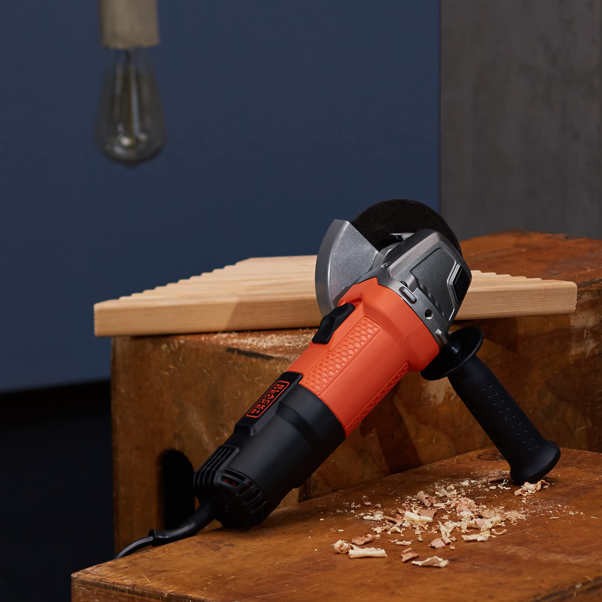 Black+Decker Winkelschleifer BEG110 (750 Watt, 115 mm, Scheiben-ø, mit 3-Positionen-Zusatzhandgriff, Sanftanlauf, für alle Standard-Trenn, Schleif-und Schrupparbeiten, inkl. Zubehör), Schwarz/Orange