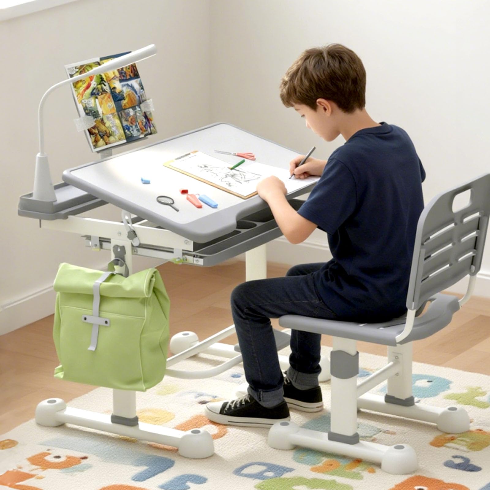 Ensemble Bureau et Chaise pour Enfants 3 à 12 Ans Chaise Bureau Enfant Fonctionnelle Hauteur Réglable Plateau Inclinable à 45° Lampe Led Support de Lecture Boîte à Stylos Tiroir et Porte-gobelet, Gris