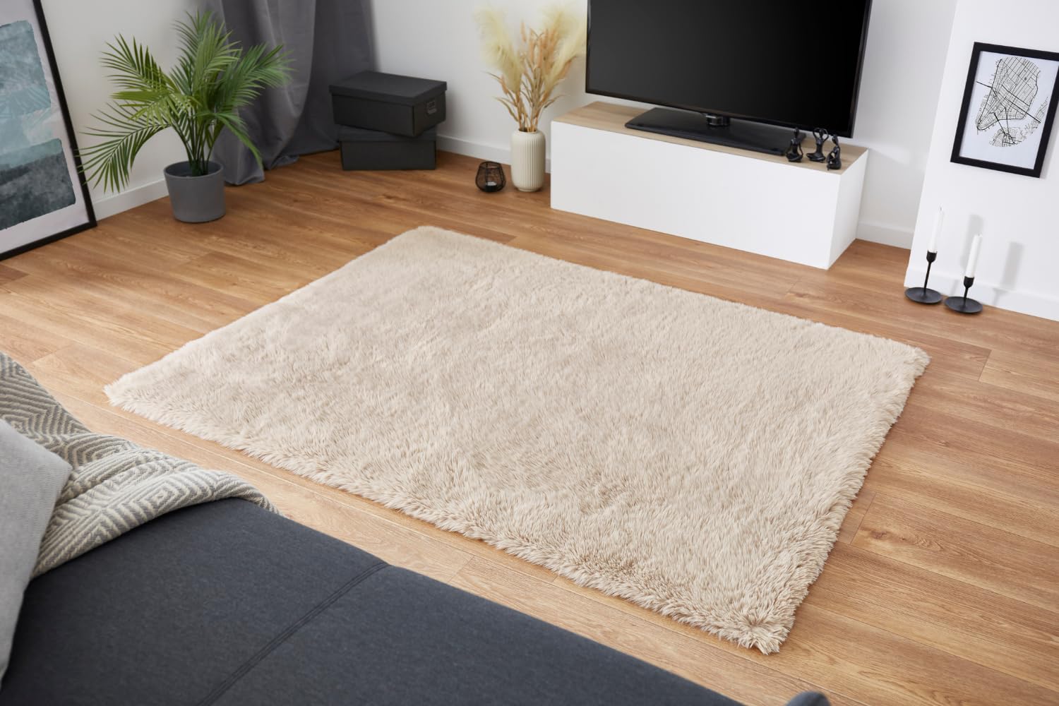 Tapis en fourrure synthétique moelleux pour réchauffer les sols froids du salon