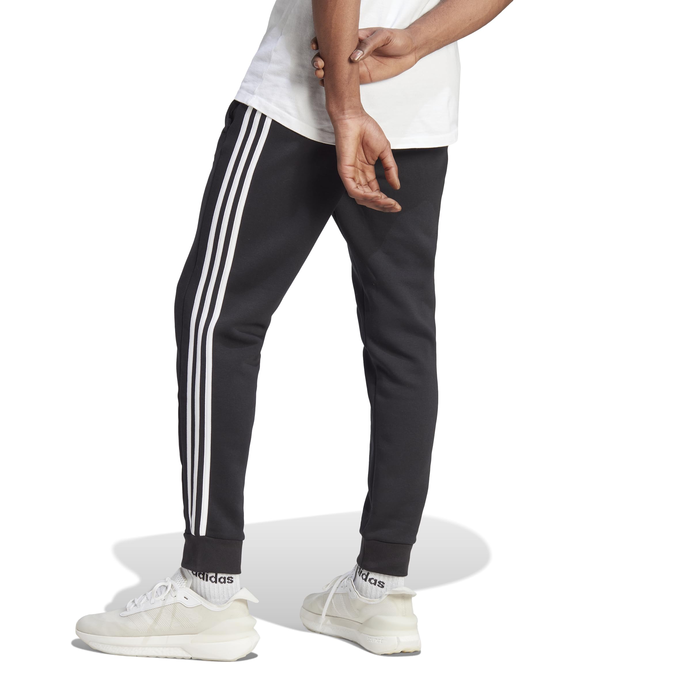 adidas Essentials Herrenhose aus Fleece, 3 Streifen, konische Manschetten