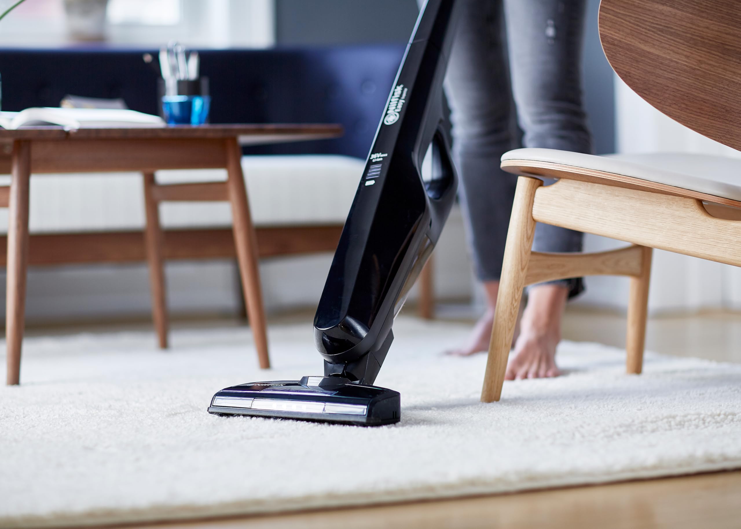 Nilfisk Aspirapolvere Easy 2 in 1 - Aspirapolvere Verticale e Portatile - Senza Filo e Senza Sacchetto per Pavimenti, Tappeti e Scrivanie - Nero (28 V)