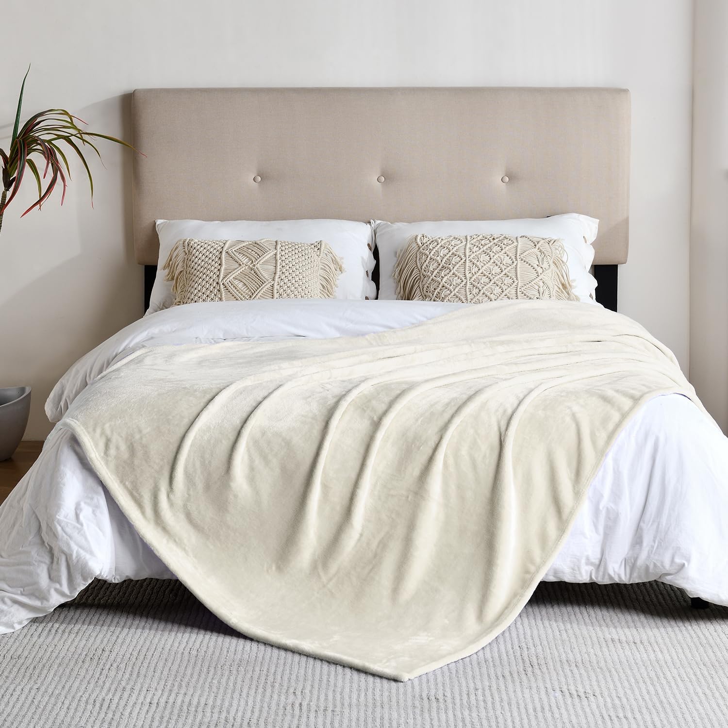 SOCHOW Flannel Fleece Blanket Twin Size, All Season Lightweight Super Soft Cozy Blanket for Bed or Couch, Linen, 60x80 inches