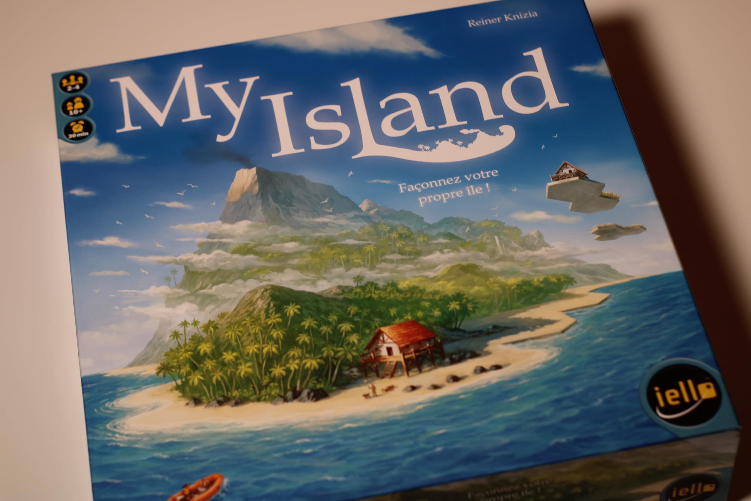 IELLO My Island – Jeu de Société Legacy & Pose de Tuiles – Construisez et Explorez Votre Île en 24 Épisodes – Stratégie & Famille – 2-4 Joueurs | 30 Min | Dès 10 Ans